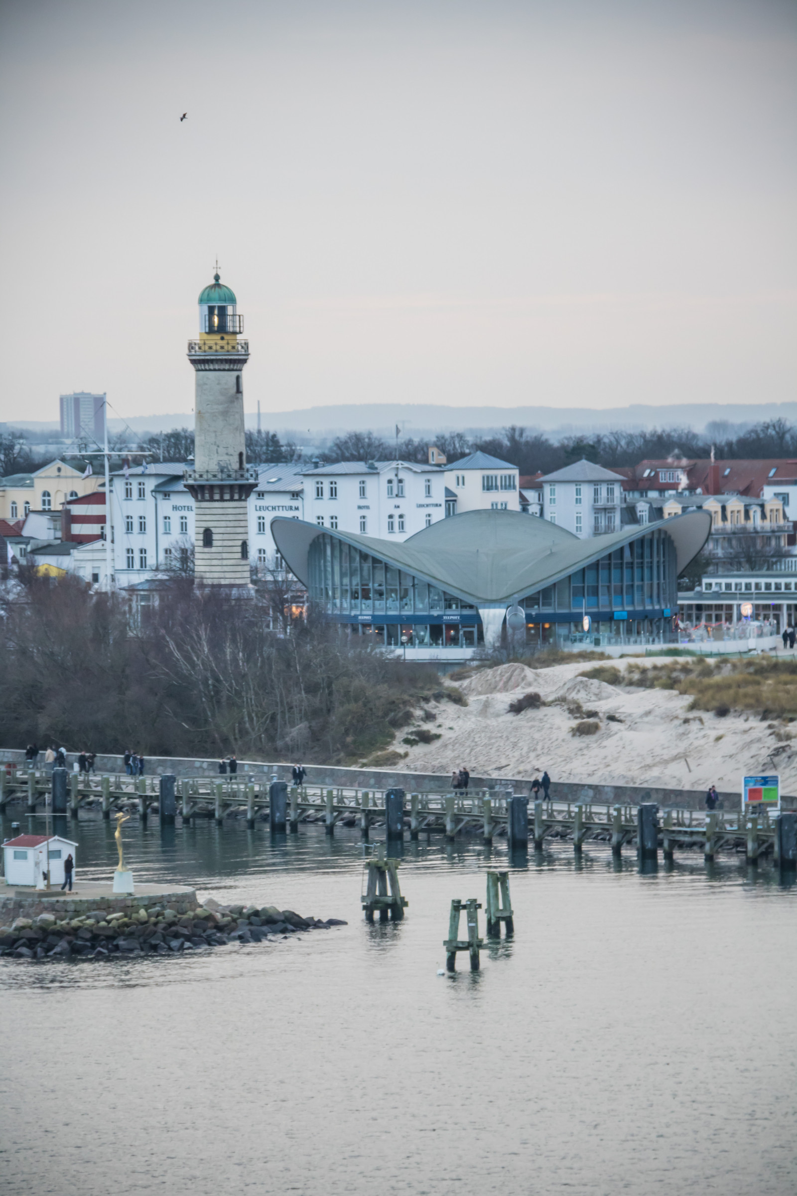 hav, by, bybilledet, vand, afspejling, sne, vinter, skyline, is, Tyskland, tårn, fyrtårn, downtown, vejr, sæson, fyr, tyskland, deutschland, Rostock, exif model canoneos760d, geocountry, kamera gør kanon, geocity, kameramodel canoneos760d, geostate, geolocation, exif linse efs18200mmf3556is, exif åbning 56, exif gøre kanon, exif focallength 120mm, exif isospeed 800, warnem nde, byområde, atmosfære af jord
