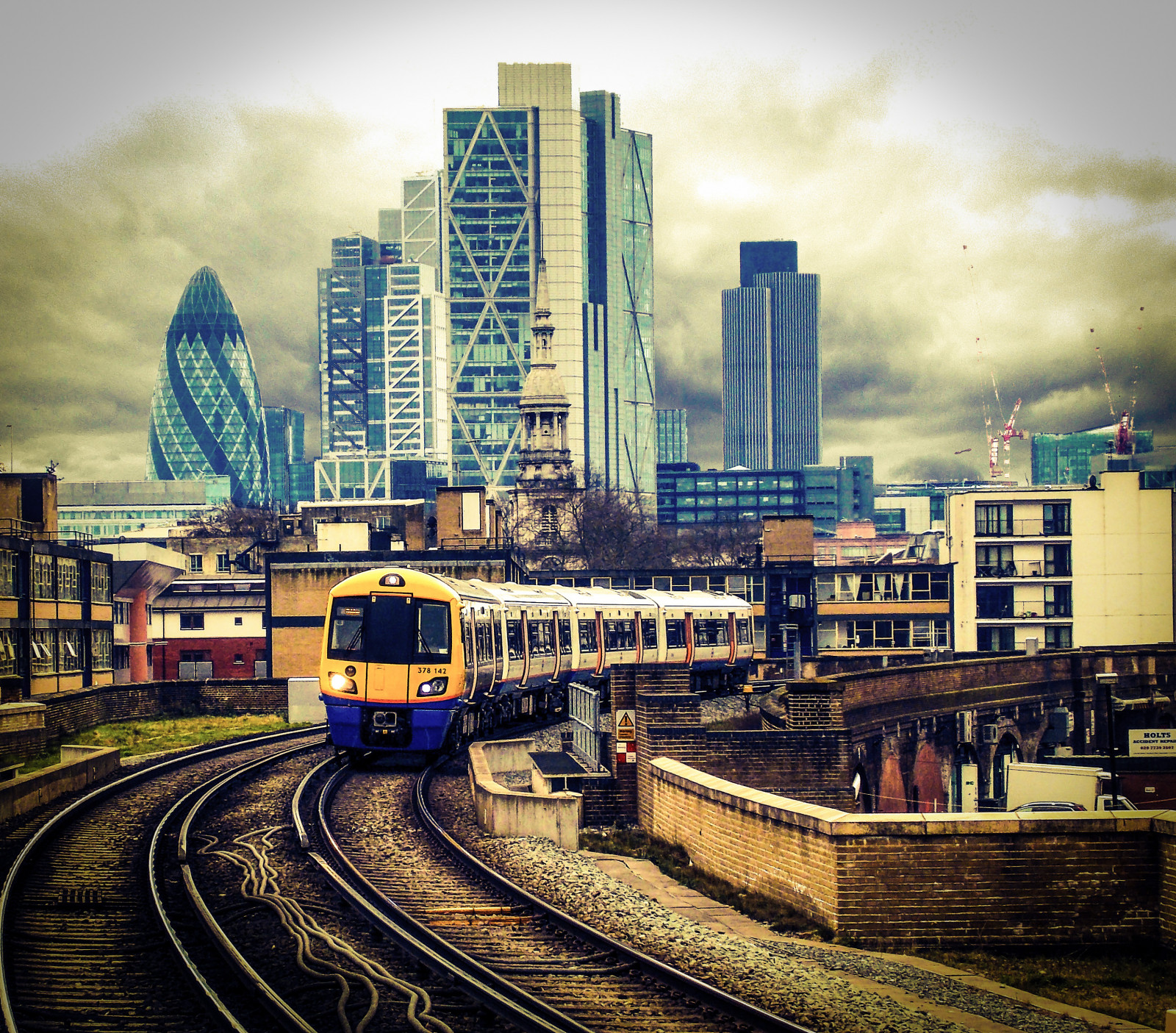Londýn, město, panoráma města, architektura, budova, nebe, vlak, železnice, panoráma, mrakodrap, doprava, metropole, lokomotiva, Hoxton, strom, centrum, východní, dráha, během dne, předměstí, opotřebovat, tranzit, eastlondon, urban area, Metropolitní oblast, obytný prostor, panelový dům, veřejná doprava, železniční doprava, železniční vůz, veřejná doprava, pozemní