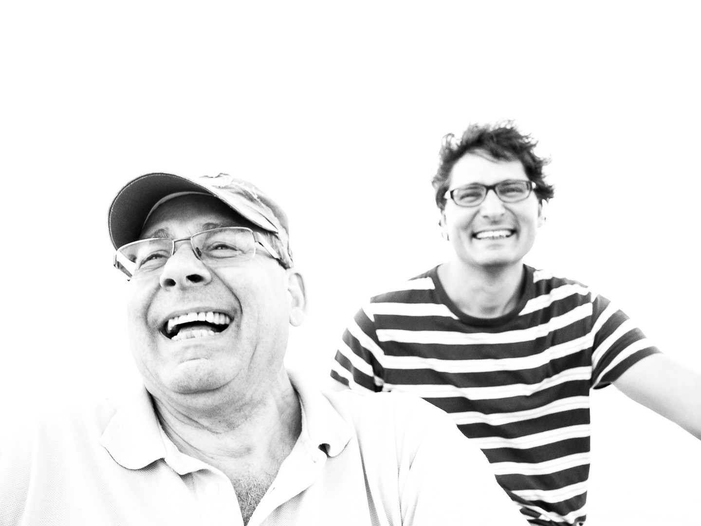 portrét, tělesné, bílý, milovat, sklenka, černobílý, usměj se, tvář, čepice, košile, pusa, plachtění, zuby, otec, štěstí, syn, Olympus, plachta, highkey, svlékl