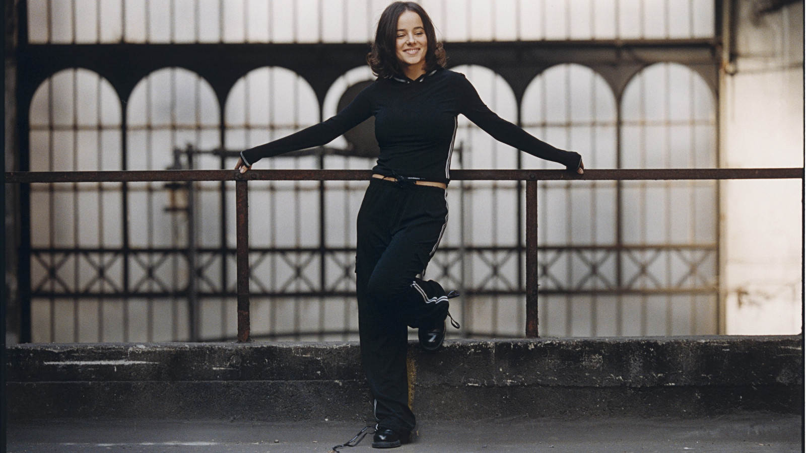 sort, brunette, sidder, vinter, fotografering, sanger, bukser, mode, stående, Frankrig, træner, mørke øjne, sort tøj, Alizee, fotografi, 2400x1350 px, humane positioner, Photo shoot