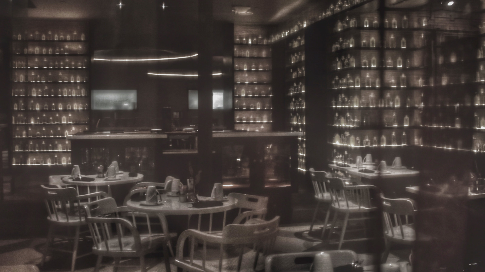 Černý a bílý, Vzhled interiéru, restaurace, bar