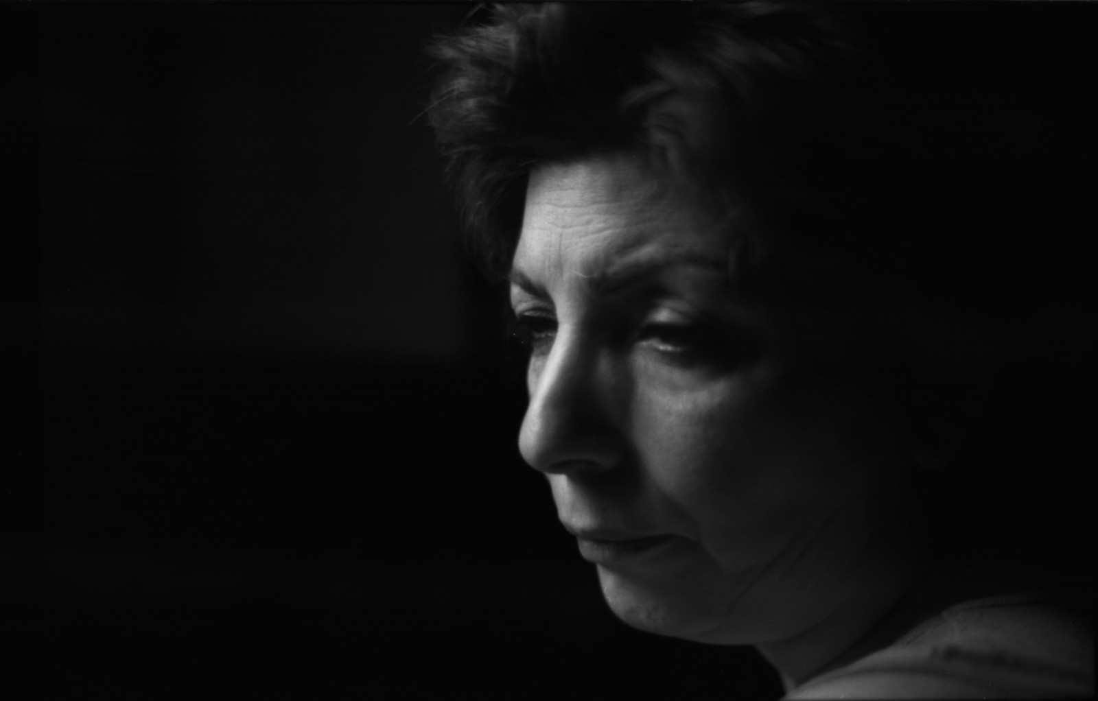 ona, světlo, portrét, lidé, Černý a bílý, žena, bílý, Černá, film, tvář, dívej se, ženský, analogový, vlasy, maminka, smutek, 50mm, oči, Nikon, sama, smutný, Írán, emoce, kůže, Myslet si, šedá, Matka, hluboký, znuděný, negativní, unavený, osamělý, Tehran, Černý diamant, Přemýšlivý