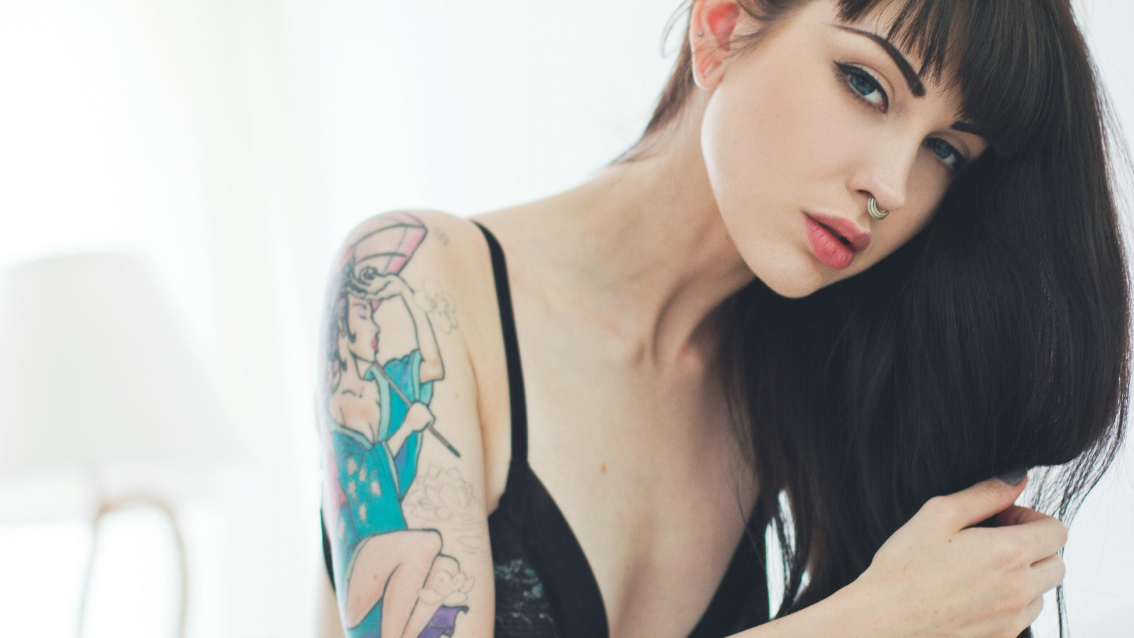 model, dlouhé vlasy, fotografování, tetování, černé vlasy, móda, vlasy, černé spodní prádlo, Osoba, Arwen Suicide, supermodelka, kontaktní čočky, krása, noha, paže, účes, hruď, focení, hnědé vlasy, umění model, Lidské tělo, stehno