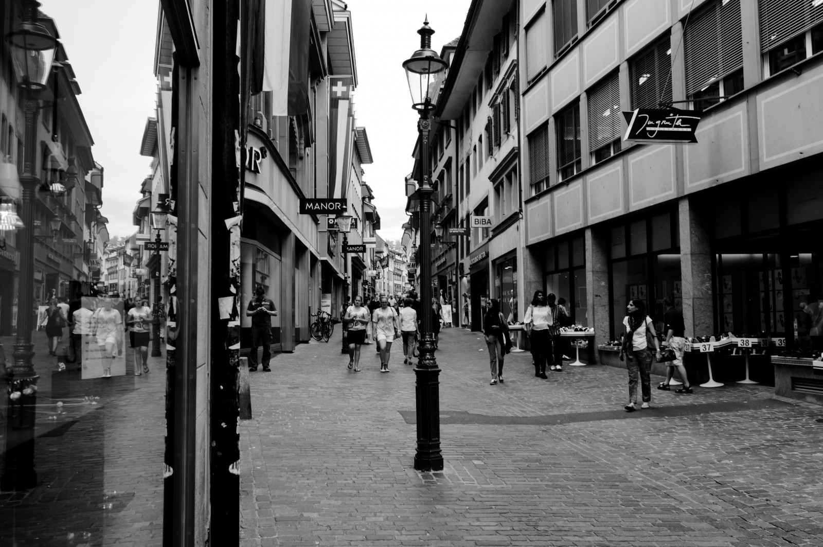 mennesker, sort, monokrom, by, gade, bybilledet, vej, by, undergrundsbane, metropol, infrastruktur, fodgænger, downtown, bw, historie, gyde, øjebliksbillede, bane, byområde, sort og hvid, monokrom fotografering, menneskelig bosættelse, kvarter, nonbuilding struktur