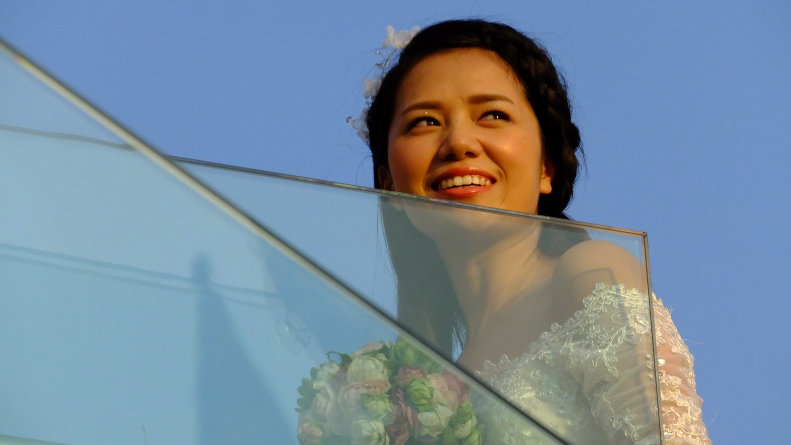 สีน้ำเงิน, ผู้หญิง, การแสดงออกทางสีหน้า, ท้องฟ้า, ความงาม, ยิ้ม, หญิงสาว, สนุก, ผมสีดำ, มนุษย์, ปาก, ความสุข, วันหยุด