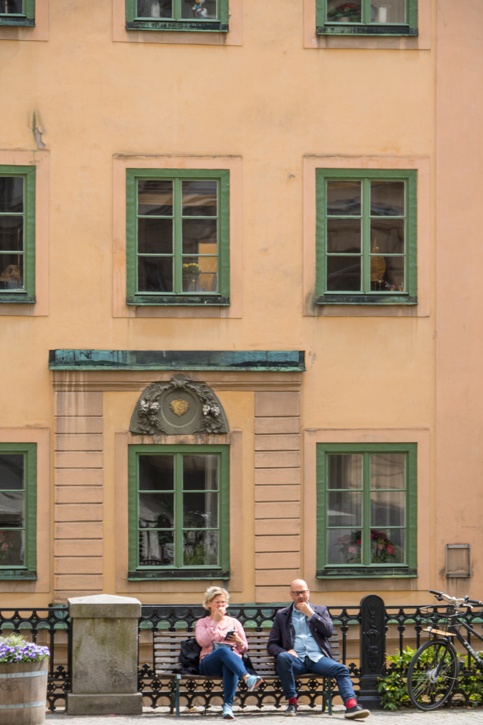 lidé, okno, ulice, architektura, budova, silnice, Dům, město, Stockholm, infrastruktura, alej, velký, m nniska, domů, attackfoto, gamlastan, staré Město, fasáda, urban area, sousedství