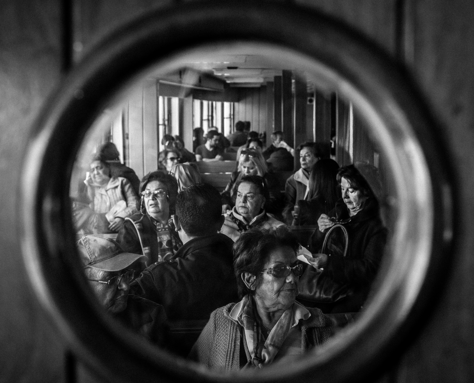 lidé, bílý, Černá, černobílý, portrét, okno, ulice, fotografování, Istanbul, Kánon, Evropa, UMĚNÍ, Černý a bílý, 50mm, cestovat, den, tělesné, carlzeiss, tma, streetphotography, portrétování, upřímný, canoneos5dmarkiii, bandw, Černý a bílý, monochromatické fotografování, planart1450ze