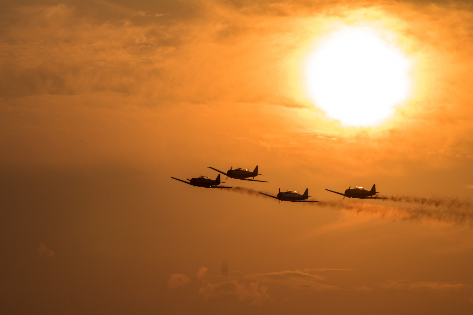 slunečnímu záření, západ slunce, moře, odraz, nebe, vozidlo, letoun, letadlo, svítání, večer, ráno, slunce, atmosféra, soumrak, plán, Dánsko, Soumrak, Roskilde, Let, mrak, svítání, skymning, Danmark, flygplan, letadlo, Airshow, exif modelu canoneos760d, geocountry, Kamera aby kánon, geocity, Model fotoaparátu canoneos760d, geostate, geolocation, exif aby kánon, EXIF isospeed 100, EXIF otvor 10, EXIF ef70300mmf456lisusm čočka, exif focallength 300mm, flyg, roskildeairshow, roskildeflygplats, flyguppvisning, Harvard, swedishairforcehistoricflight, atmosférický jev, Atmosféra Země, odlesk