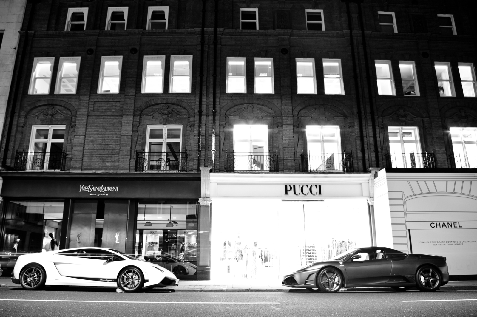 auto, pozemní vozidla, Černá, vozidlo, luxusní vůz, ulice, automobilového designu, Černý a bílý, infrastruktura, fotografování, momentka, architektura, audi, monochromatické fotografování, budova, silnice, městské auto, město, rodinný vůz, černobílý, sportovní auto, okno, Dům, výkonné auto, automotive Lighting, kolo, kompaktní vůz, klasický, střední velikost auta, sportovní užitkové vozidlo, limuzína, kupé, fasáda