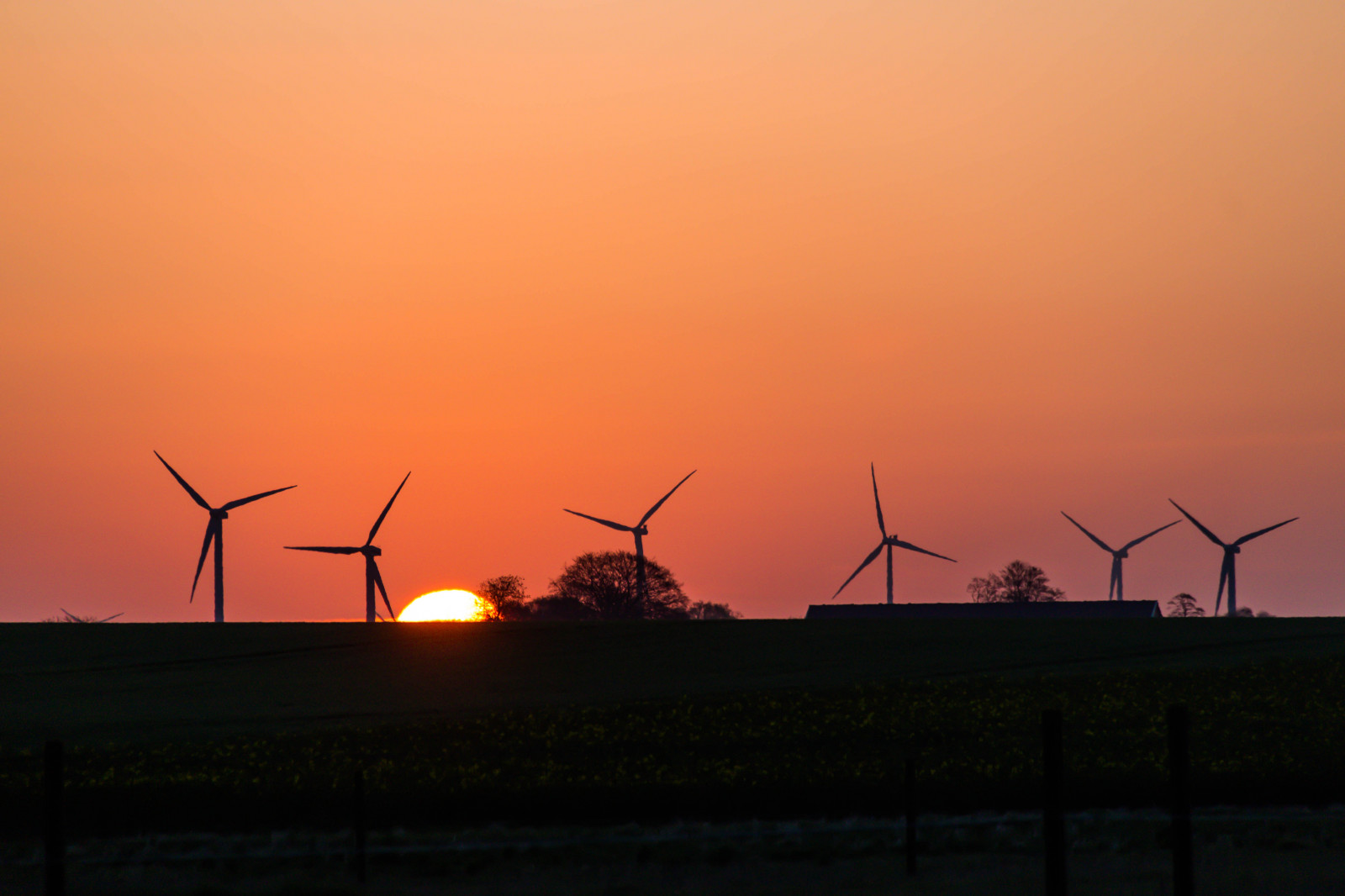 slunečnímu záření, krajina, západ slunce, nebe, mraky, svítání, večer, ráno, vítr, větrný mlýn, stroj, soumrak, mlýn, větrná turbína, větrná farma, svítání, zlatá hodina, nebe, venkov, moln, soluppg ng, landskap, gyllenetimmen, energie, odlesk