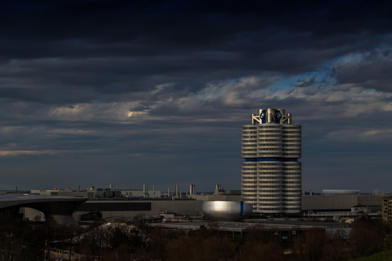 slunečnímu záření, západ slunce, město, panoráma města, noc, auto, odraz, nebe, BMW, panoráma, mrakodrap, večer, ráno, Německo, věž, horizont, soumrak, mrak, centrum, svítání, deutschland, auto, mezník, průmysl, urban area, Atmosféra Země, lidské osídlení, panelový dům, meteorologický jev, munchen