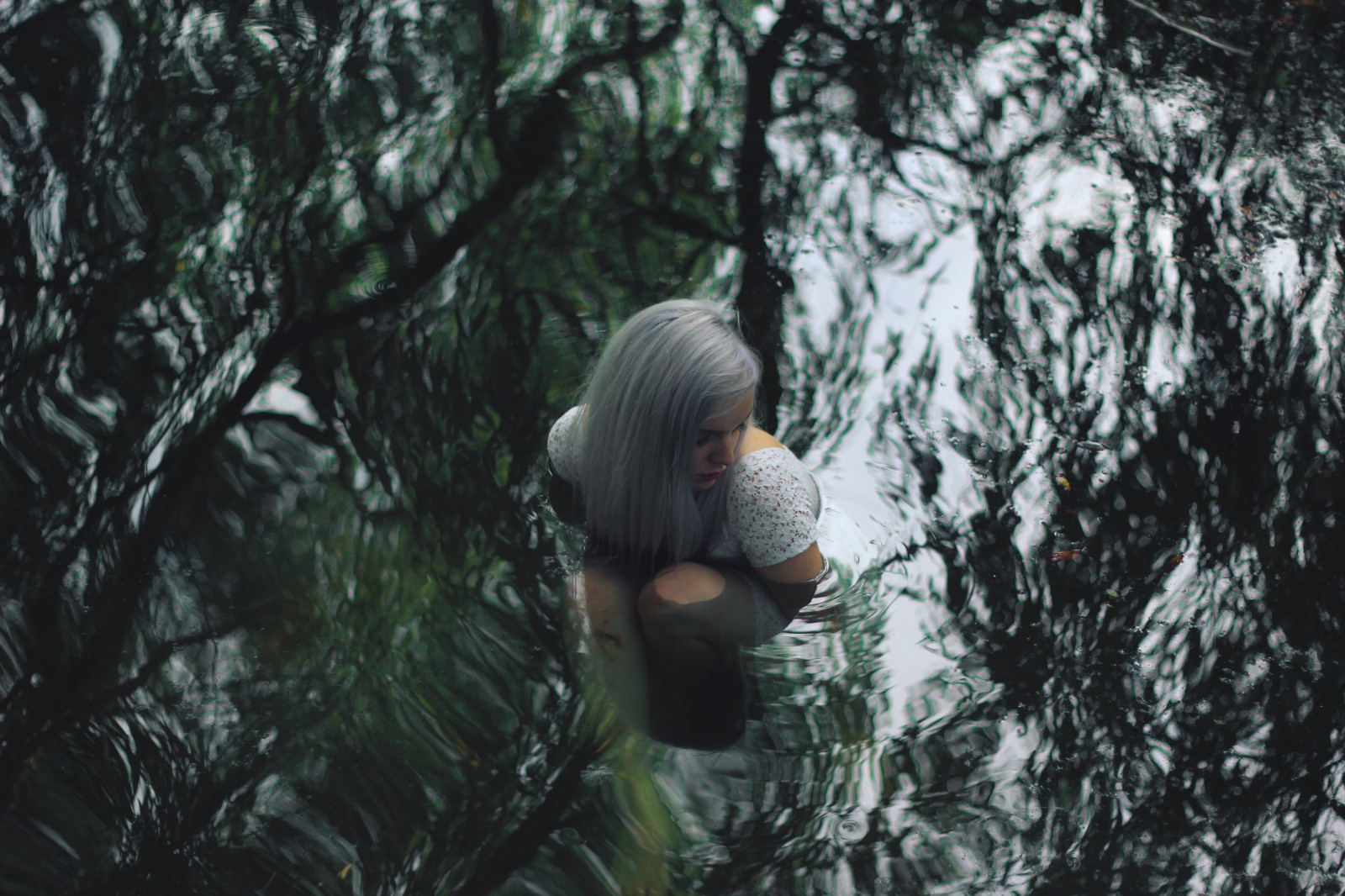 slunečnímu záření, stromy, les, portrét, jezero, voda, Příroda, odraz, fotografování, šaty, větev, nadreálný, zelená, modrý, Kánon, vlasy, džungle, deštný prales, ztlumen, Pojmový, strom, 50mm, dívka, sezóna, žena, portrétování, projekt, surrealismus, 60d, 52, zálesí, místo výskytu, přírodní prostředí, dřevina, konceptualismu