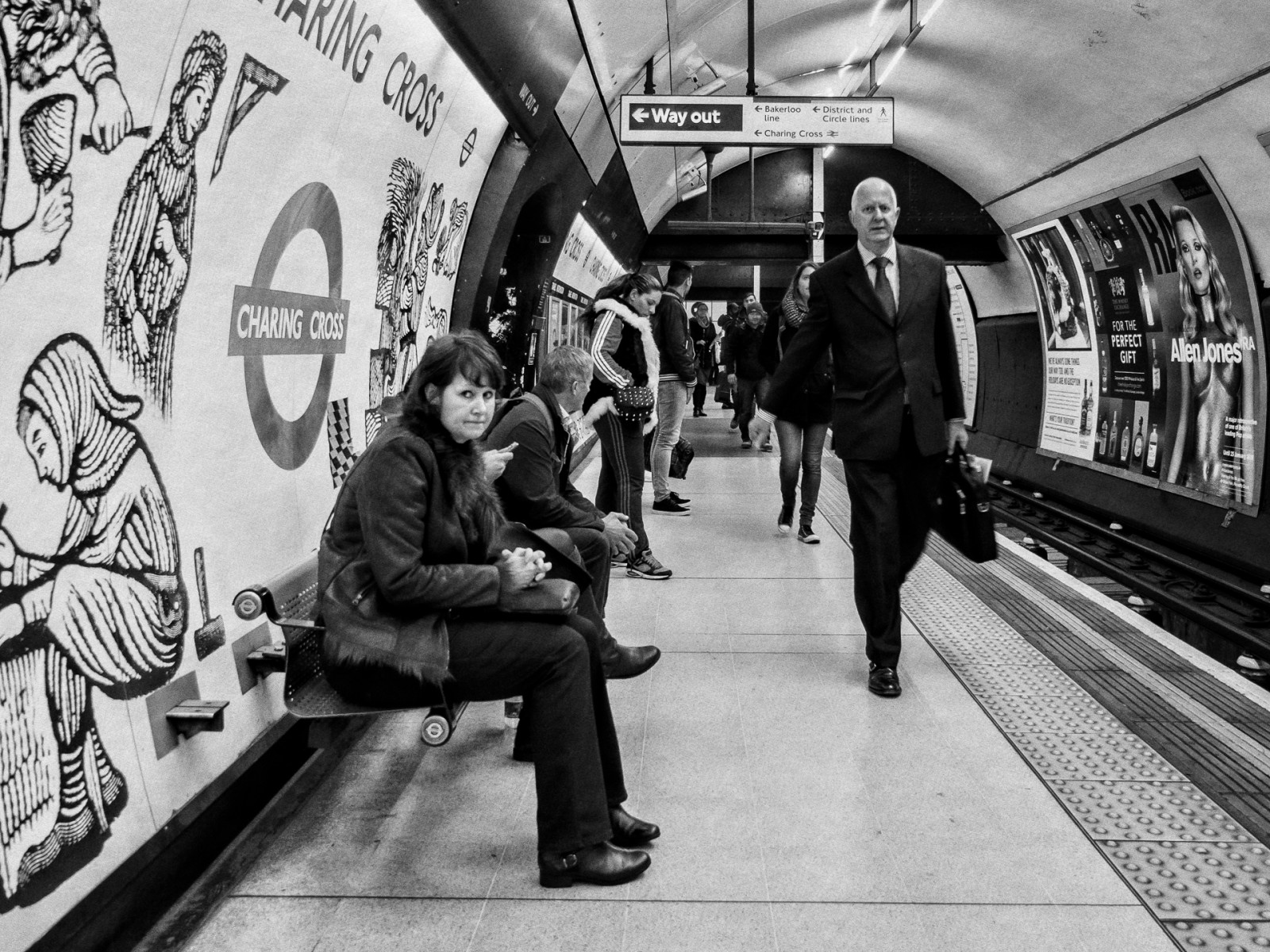Menschen, schwarz, einfarbig, Stadt, Straße, städtisch, Sitzung, Straße, Fotografie, Text, Schild, Bank, Poster, Vereinigtes Königreich, Gehen, Infrastruktur, Winkel, Schwarz und weiß, Mädchen, Bw, Mann, Frau, Stil, Strassenfotografie, offen, Noiretblanc, Schnappschuss, Lunaphoto, Urbanarte, Blickkontakt, Großbritannien, M43, Microfourthirds, Peterbartlett, Olympusomdem5, Schwarz und weiß, Monochrome fotografie, öffentlicher Verkehr, Topazbweffects, human behavior