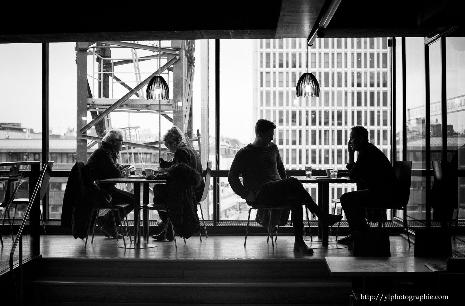 nero, monocromo, finestra, strada, riflessione, fotografia, caffè, Canone, bar, Stoccolma, Svezia, bianco e nero, oscurità, streetphotography, mobilia, streetphotographer, noirblanc, bianco e nero, fotografia in bianco e nero