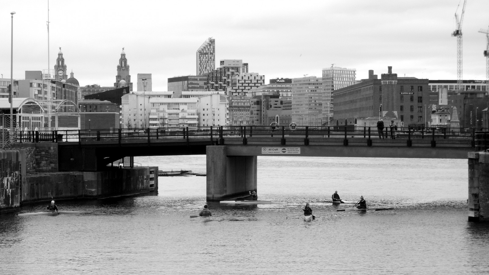 Brücke, Menschen, Schwarz und weiß, Bw, Sport, Wasser, einfarbig, die Architektur, Liverpool, Kajak, Stadtbild, Kräne, Gelassenheit, Ruhen, still, Ruhe, Stadtblick, Waterscape, Urbanfotografie, Lebergebäude, Urbanfragment