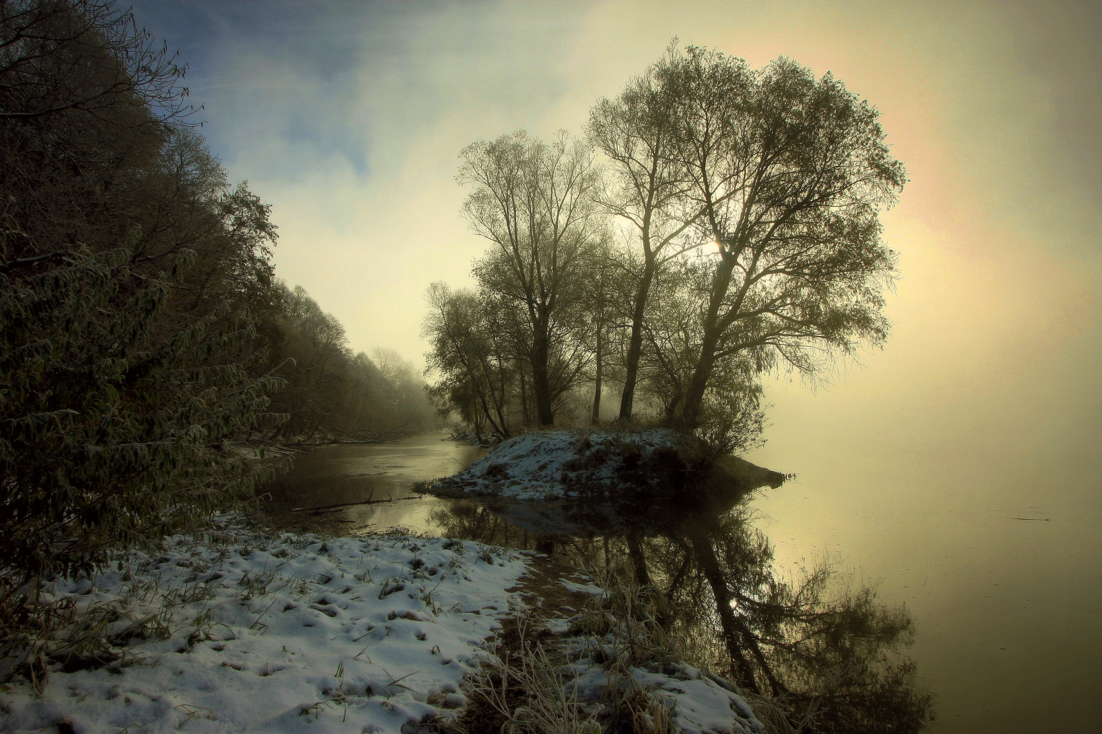 slunečnímu záření, krajina, les, západ slunce, Příroda, odraz, nebe, sníh, zima, větev, svítání, večer, ráno, mlha, mráz, řeka, Kánon, atmosféra, soumrak, mrak, strom, podzim, mlha, počasí, svítání, rostlina, sezóna, Drohiczyn, Cesarz, marcelxyz, atmosférický jev, dřevina