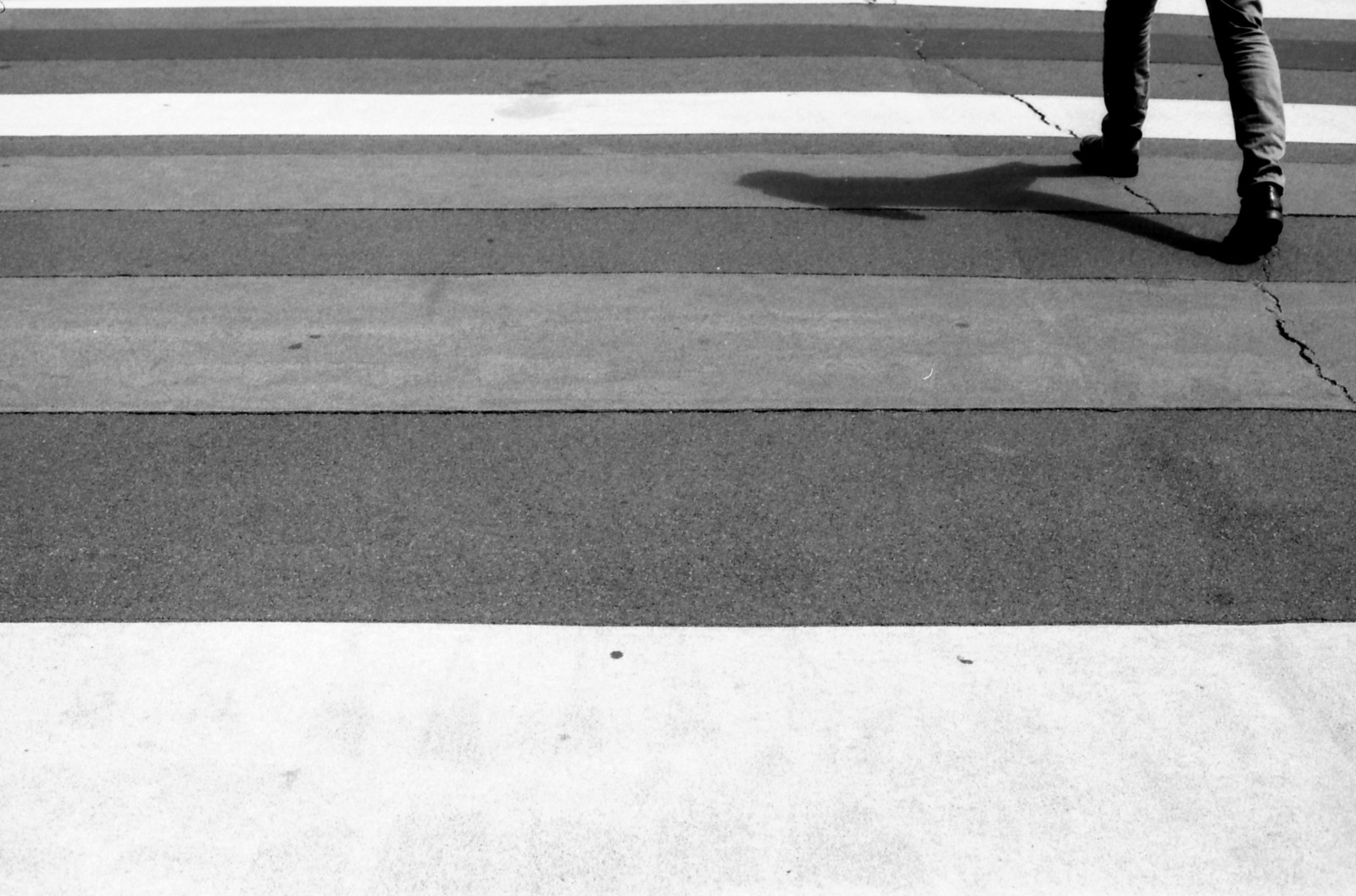 kontrast, bílý, Černá, černobílý, ulice, městský, silnice, dřevo, Nohy, Nikon, Osoba, 35MM, asfalt, POV, Auckland, Černý a bílý, 50mm, venkovní, analogový, patro, podlaha, dno, střecha, čára, film, analog, naskenované, 35mmfilm, filmlives, Nový Zéland, pruh, Černý a bílý, monochromatické fotografování, podlaha, 50mmlens, vintagecamera, povrch vozovky, přechod pro chodce, aristaultra, canon9000f, handprocessed, ilfordlc29, nikonf2, nikonf2a, nikonphotomic, 50mm14ai