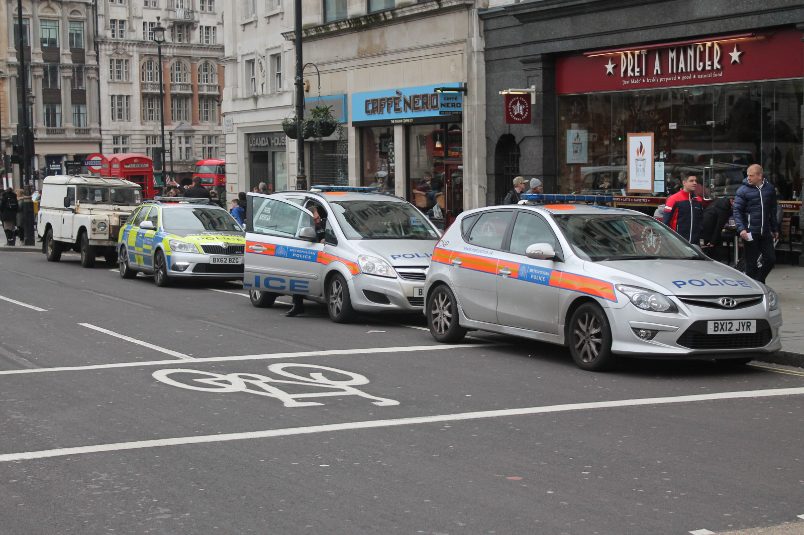 Londýn, policie, město, auto, vozidlo, Talíř, provoz, náměstí, pád, srážka, Octavia, řidičský, tulák, hyundai, pěší, Vauxhall, Zafira, Skoda, stanice, nahoru, cars, vozidla, čára, metropolitní, tři, přistát, automatický, trafalgar, uznání, číslo, pruh, incident, automobil make, policejní auto, závodiště, zastavil, se setkal, policie, battenburg, i30, důstojníci, VRS, ANPR, bx10lnv, bx12jyr, bx62bzg