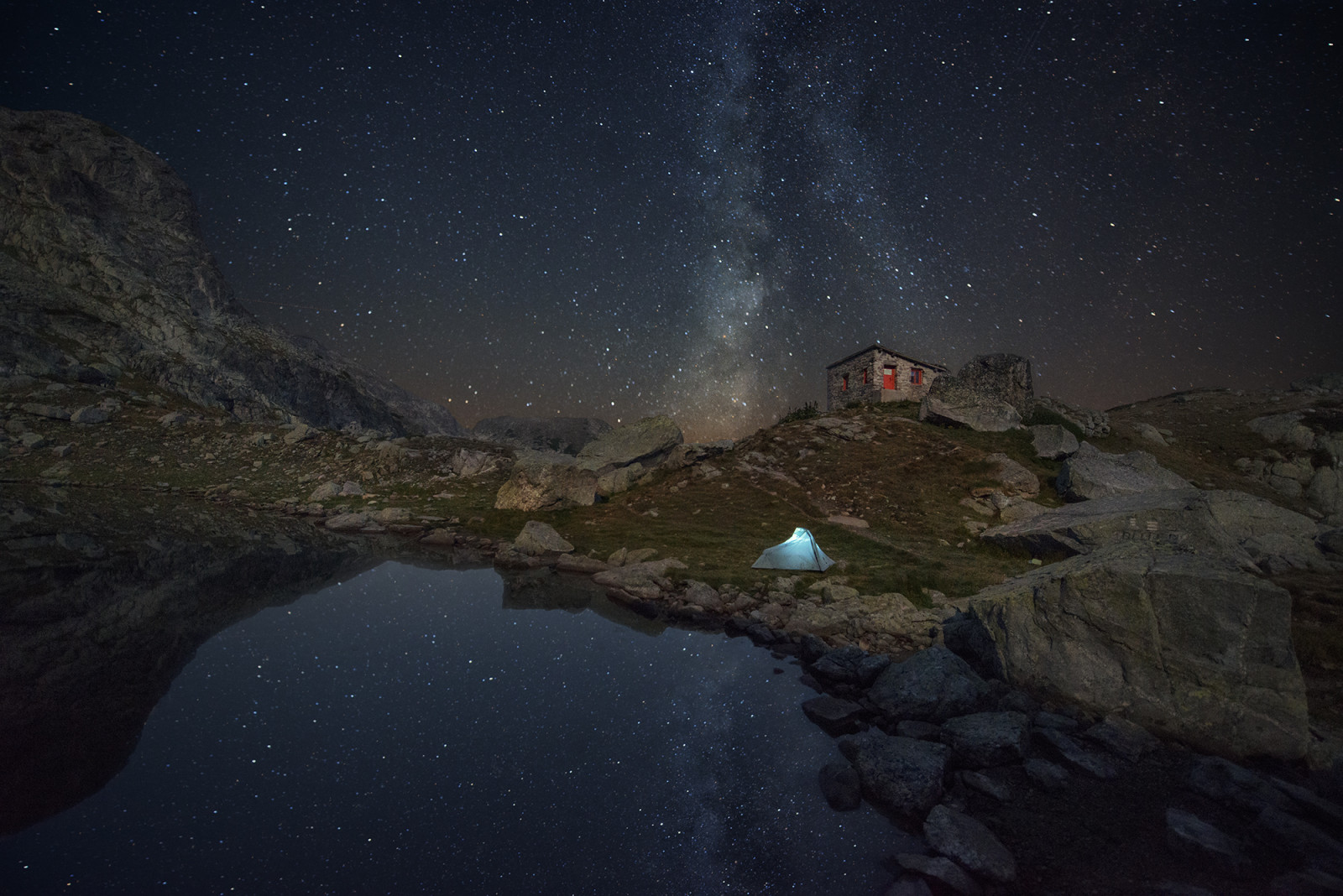 Příroda, atmosféra, nebe, noc, geologický fenomén, hora, vesmír, Snímek obrazovky, jev, voda, tma, Skála, Terén, odraz, krajina, Země, astronomický objekt, půlnoc, prostor, mléčná dráha, pohoří, hvězda, jezero