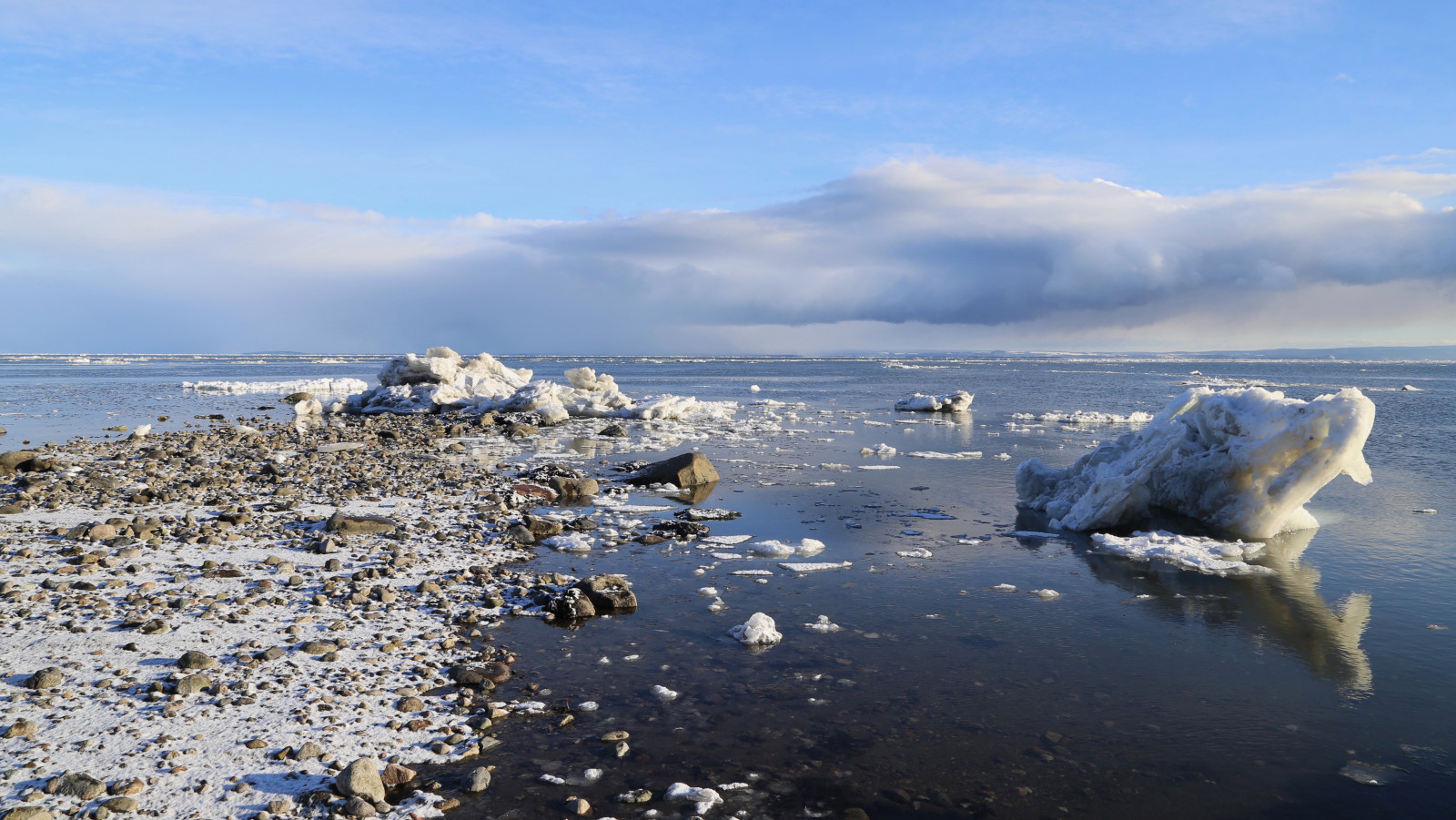 zamíchat n e, Charlevoix, Quebec, Kanada, hiver, zima, plage, pláž, písek, sobol, neige, sníh, led, kandovaný, ledovec, voda, řeka, fleuve, stlaurent, modrý, bílý, bleu, blanc, ciel, nebe, mraky, mraky, Příroda, reflet, odraz