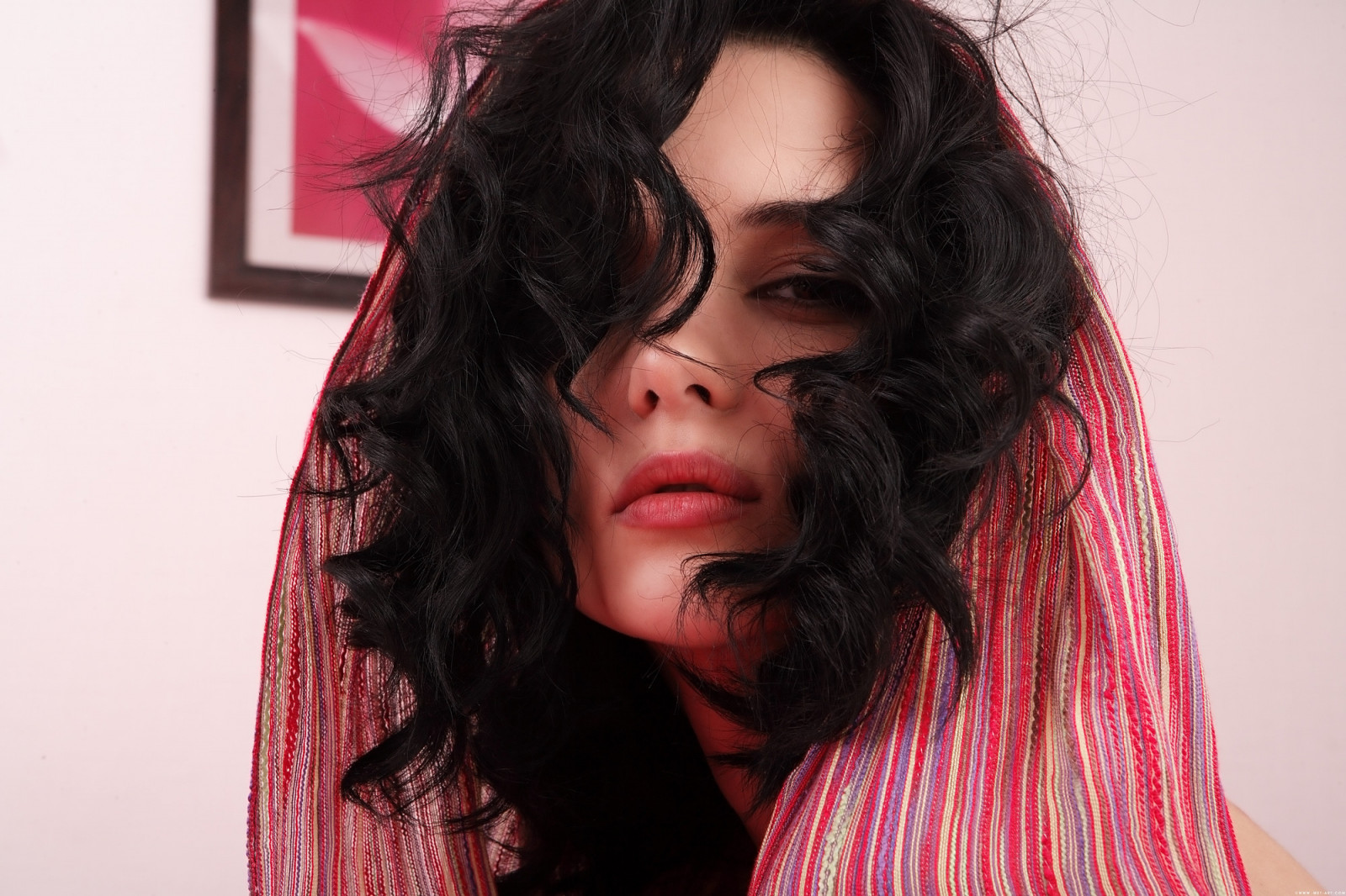 MetArt, MetArt Magazine, při pohledu na diváka, tmavé vlasy, kudrnaté vlasy, šátek