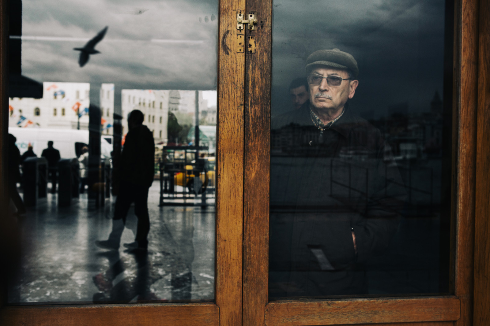 okno, moře, ulice, budova, odraz, zrcadlo, Istanbul, krocan, tma, streetphotography, moment, dokumentární, fotožurnalistiky, turistická atrakce, Přes sklenici