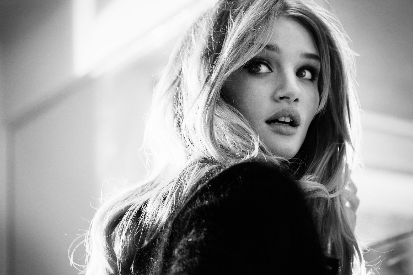 tvář, bílý, Černá, černobílý, model, portrét, dlouhé vlasy, fotografování, móda, Rosie Huntington-Whiteley, emoce, Osoba, dívka, krása, usměj se, oko, žena, dáma, fotografie, Černý a bílý, monochromatické fotografování, portrétní fotografie, focení, hnědé vlasy, mimika