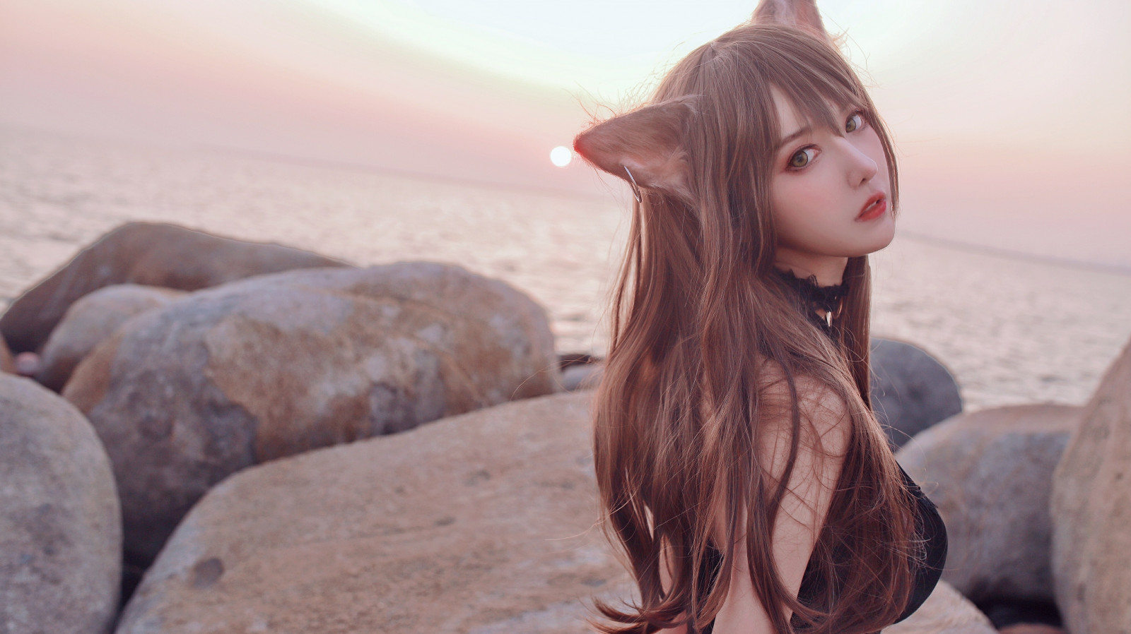 hud, læbe, øje, himmel, People in nature, flash photography, træ, hals, lykkelig, kjole, sollys, fawn, sort hår, landskab, Legetøj, cg artwork, street fashion, mode design, langt hår, horisont, sand, strand, brunt hår, pels, mode tilbehør, ocean, sidder, vinter, hår farve, portrætfotografering, klippe, sjovt, tøjmodel, bølge, hav, græs, kyst, Photo shoot, ferie, portræt