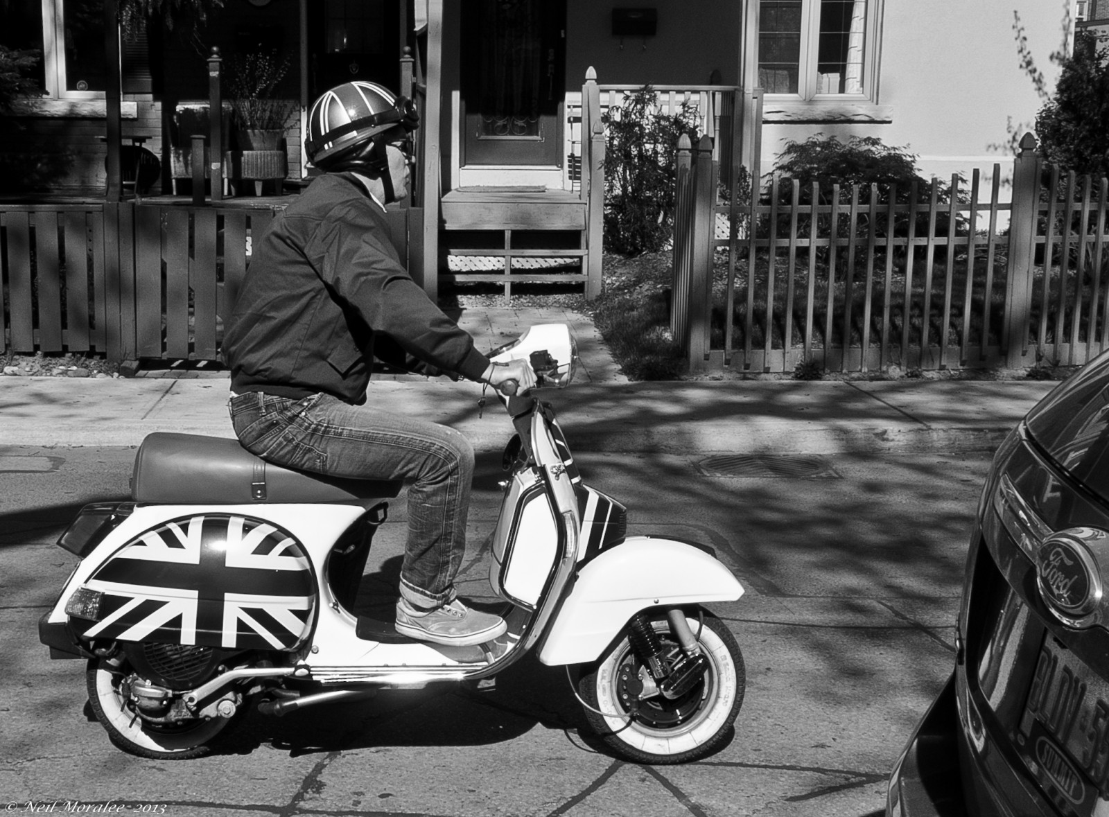 motorové vozidlo, koloběžka, Černý a bílý, ulice, auto, druh dopravy, motocykl, vozidlo, fotografování, momentka, monochromatické fotografování, silnice, automobilového designu, černobílý, kolo, Vespa, automotive Lighting