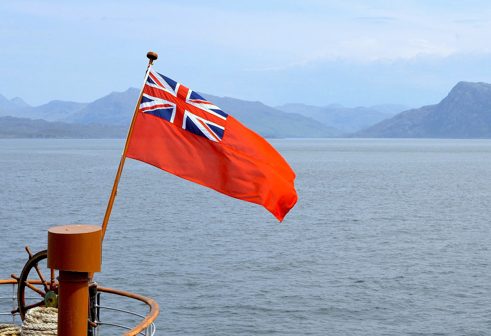 Nikon, nikond3200, nikkor1855mm, Armadale, isleofskye, pswaverley, redensign, vlajka, Červené, venkovní, lano, kolo, dřevo, parník, loď, loď, plavidlo, voda, moře, Hils, hory, Mallaig, Skotsko, pevnina, Lochnevis, Lochhourn, Vzduchem, Inverguseran, unionflag, zábradlí, záď, nebe, mraky, kormidlo, cívka, vlny, vlnky, molo, trajekt, prozkoumal, prozkoumat, inexplore