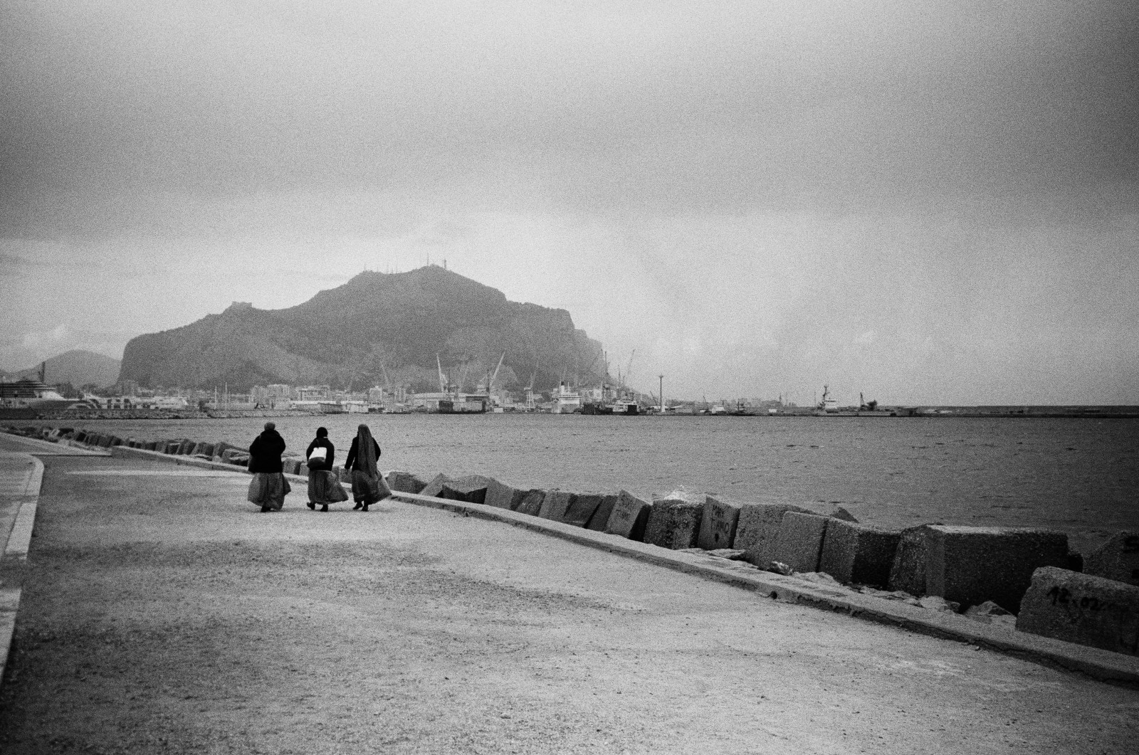 bílý, Černá, černobílý, moře, ulice, Itálie, fotografování, ráno, mlha, pobřeží, horizont, Evropa, Osoba, Sicílie, 35MM, Noir, TO, pěší, mrak, cestovat, flickr, počasí, tělesné, Italia, vlna, černoch, italien, analogový, člověk, třídaFoto, cestování, fotografie, film, tma, streetphotography, blanc, dobrodružství, Ilford, filmphotography, filmisnotdead, Strase, autofocus, strasse, na ulicích, streetphotographer, Contax, blanco, monochrom, schwarz, streettogs, streetpic, Mensch, t2, ISO400, weiss, eu, believeinfilm, pointandshoot, Sicilia, atmosférický jev, Černý a bílý, monochromatické fotografování, analogphotography, kráčející, fussg prstem, gatogatogato, fusg prstem, gatogatogatoch, wwwgatogatogatoch, Palermo, contaxt2, LS600, Noritsu, noritsuls600, homedeveloped, tobiasgaulkech