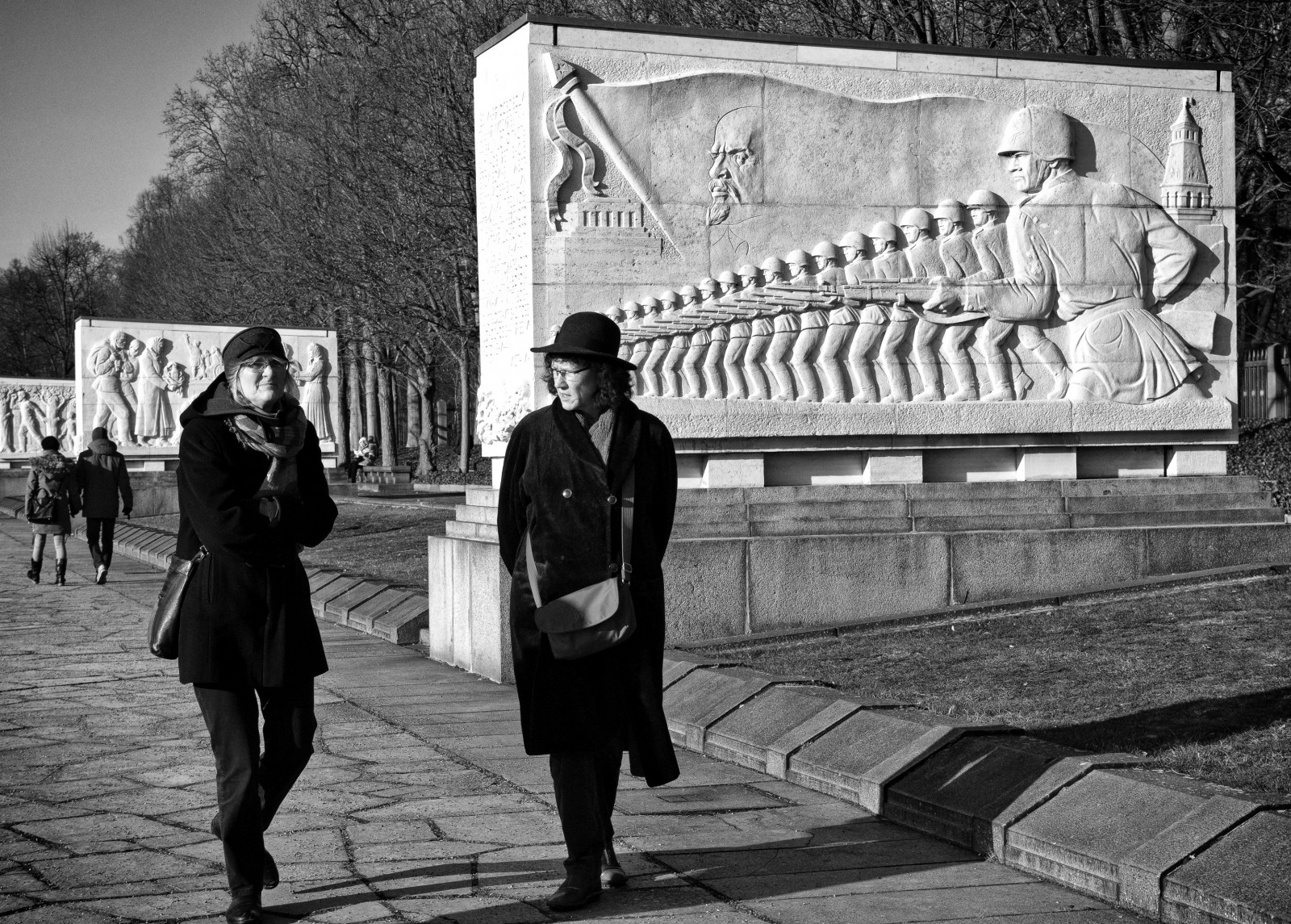 bílý, Černá, černobílý, ulice, stín, stěna, silnice, fotografování, stojící, Berlín, infrastruktura, Panasonic, strom, dívka, tělesné, člověk, styl, fotografie, streetphotography, SW, 70mm, momentka, ISO200, 1800, GX7, urban area, Černý a bílý, monochromatické fotografování, Dmcgx7, 123528, F71, Treptow, sowjetischesehrenmahl, stock photography, human behavior