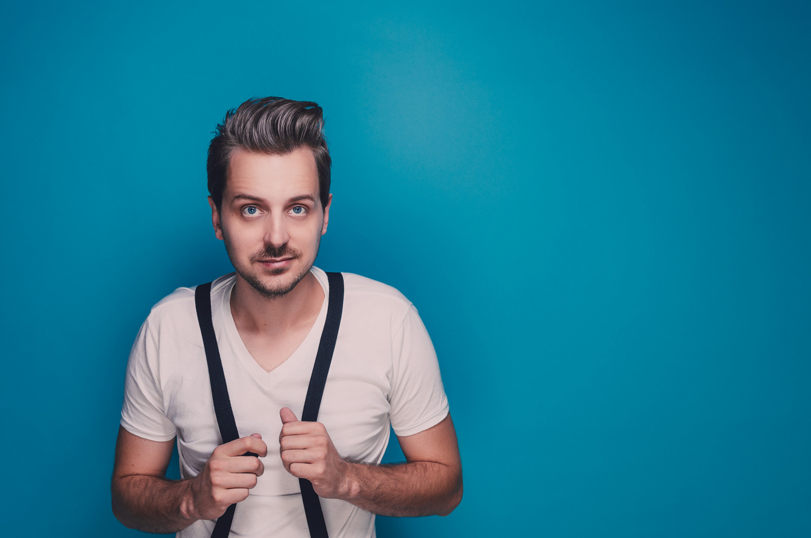 แนวตั้ง, นั่ง, การถ่ายภาพ, สีน้ำเงิน, Nikon, คน, วิสคอนซิน, หัว, ร้องเพลง, suspenders, มือ, นิ้ว, ดวงตาสีฟ้า, bluebackground, ความรู้สึก, ชาย, ภาพเหมือน, 1855 มม, บทสนทนา, เสื้อยืด, Madison, danecounty, d5000, ตำแหน่งของมนุษย์, การถ่ายภาพบุคคล, การถ่ายภาพ, หล่อ, vneck, facialhair, whitetshirt, เย็นสบาย, robertstebler