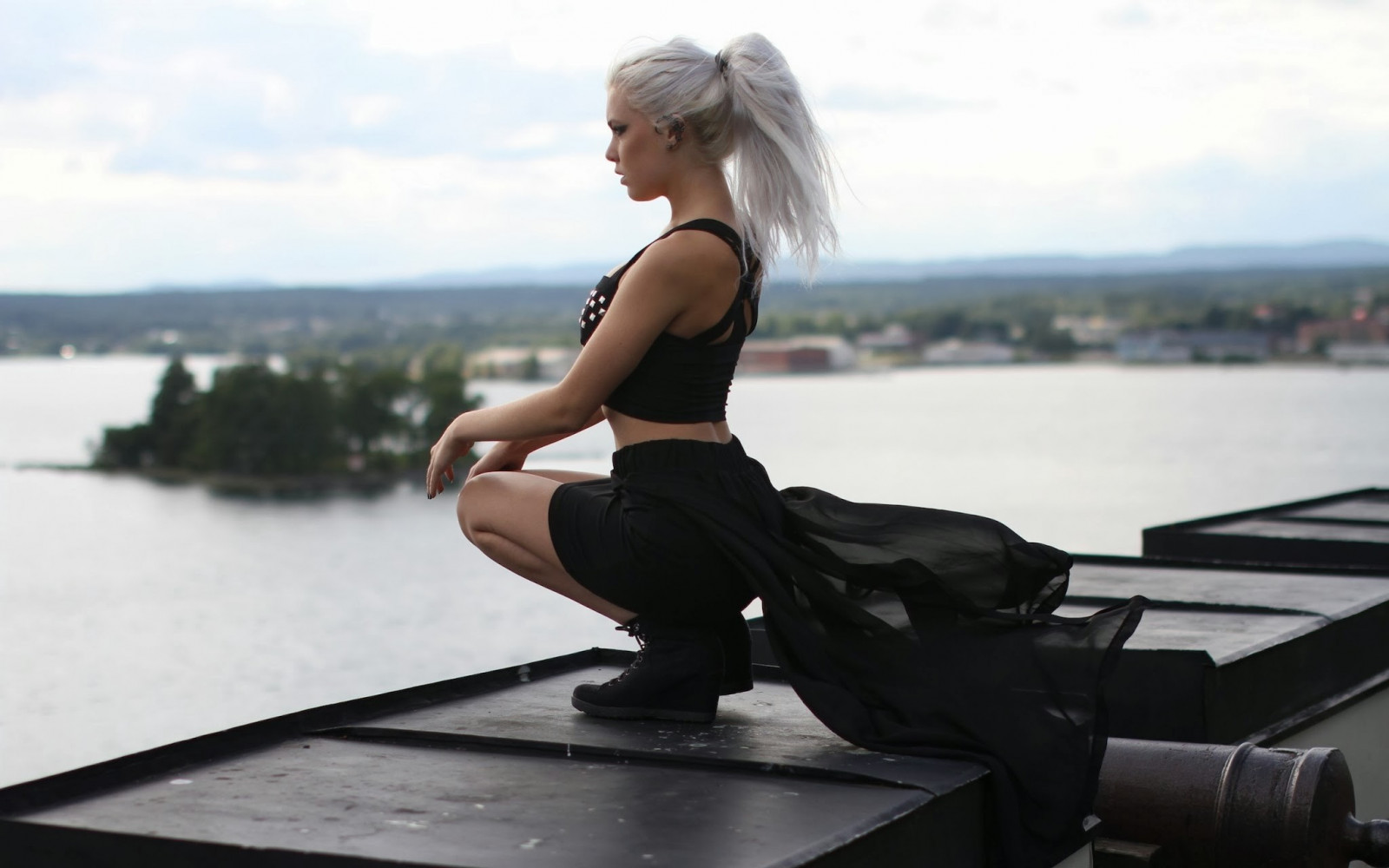 Kvinder, model, hvidt hår, sø, Sorte tøj, sidder, hestehale, platin blonde, kanoner, tøj, Miranda Hedman, kanon, ben, muskel, humane positioner, Photo shoot, menneskelige legeme, fysisk kondition, menneskelig handling, fysisk træning