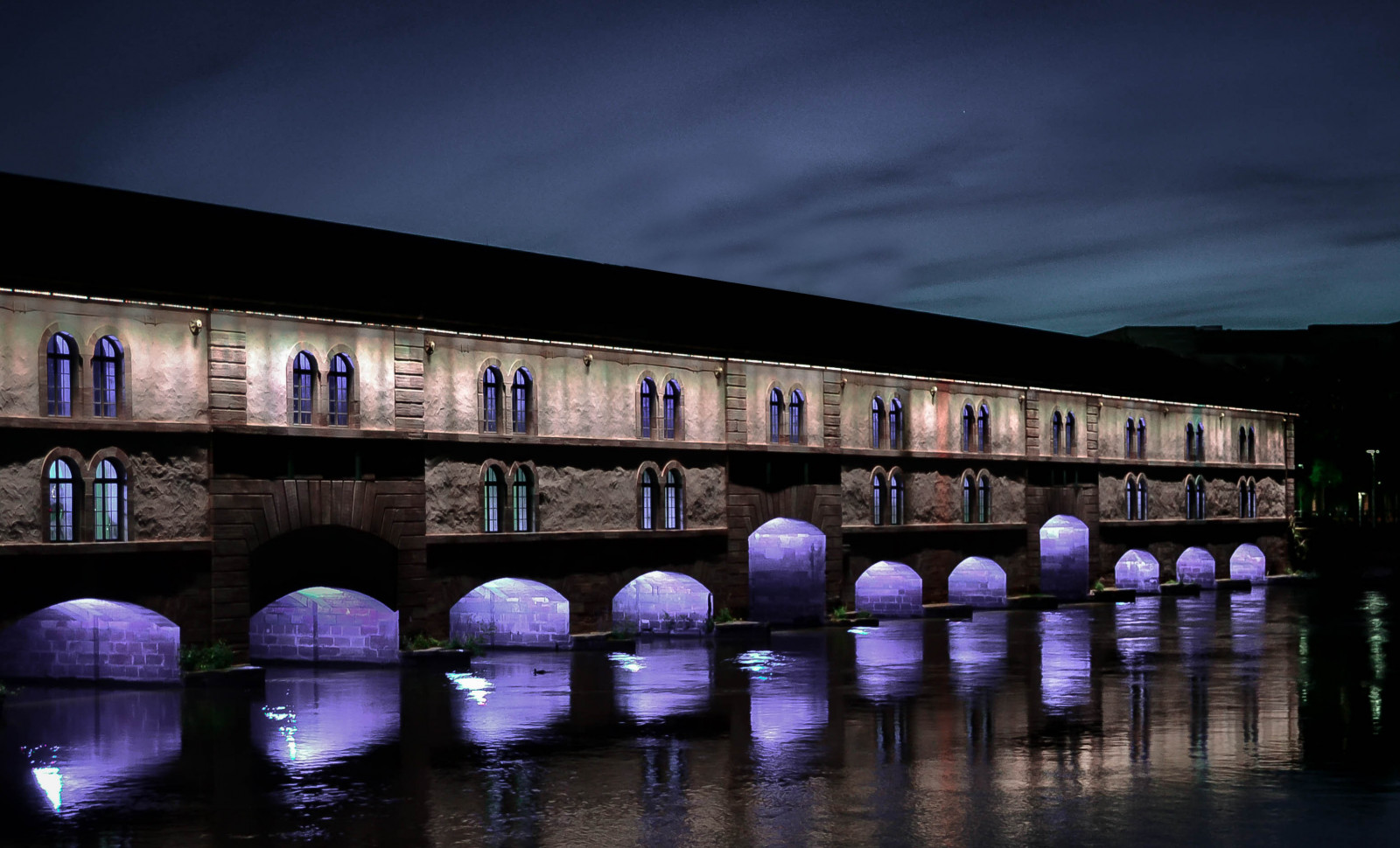 vecchio, città, paesaggio urbano, notte, architettura, acqua, costruzione, riflessione, cielo, simmetria, blu, sera, ponte, cittadina, Nikon, Francia, metropoli, lightroom, Strasburgo, coperto, leggero, illuminazione, al di fuori, D3100, oscurità, ville, nuit, punto di riferimento, ponti, facciata, lumiere, centro, malato, attrazione turistica, corso d'acqua, ponts, couverts, petitefrance
