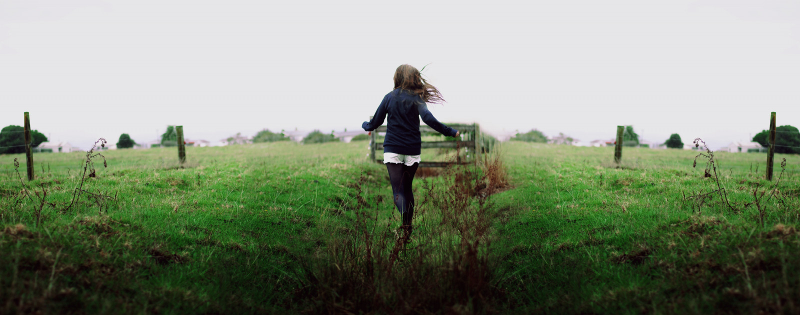 erba, cielo, campo, verde, blu, grigio, azienda agricola, maglione, capelli, Correre, in esecuzione, a passeggio, nazione, 50 millimetri, prateria, ragazza, me, campagna, agricoltura, prato, se stesso, auto ritratto, prateria, area rurale, habitat, ambiente naturale, 52 settimane