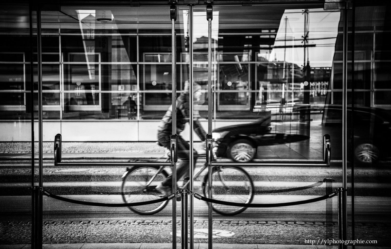 ดำ, ขาวดำ, หน้าต่าง, เมือง, ถนน, รถ, จักรยาน, การสะท้อน, ถนน, การถ่ายภาพ, Canon, ชีวิต, มหานคร, โครงสร้างพื้นฐาน, โคเปนเฮเกน, มุม, ดำและขาว, ขี่, ล้อ, เหล็ก, K benhavn, ความมืด, streetphotography, นักถ่ายภาพถนน, ภาพรวม, เขตเมือง, ดำและขาว, ถ่ายภาพขาวดำ, การขนส่งสาธารณะ, canon5dmkiv