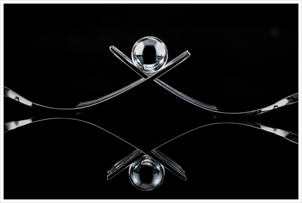 odraz, sklenka, černobílý, kov, míč, lesk, jednobarevný, koule, photoaday, 365, mramor, vidličky, day39, zkřížené, onblack, project365, 365 dnů, Dailypost, 365daychallenge, Postaday, day39365, 365the2015edition, 3652015, 115fotografií v roce2015, 8feb15