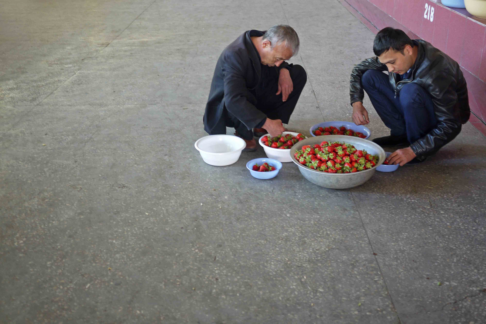 farmářský trh, jahody, Uzbekistán, střední Asie, Tashkent