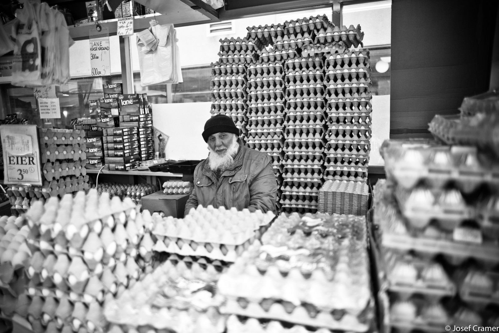 mennesker, æg, monokrom, by, gade, by-, fotografering, liv, Europa, Østrig, Wien, Leica, fabrik, 35MM, Berlin, Europa, M, M240, 50mm, marked, bw, 90mm, streetphotography, 28, Summicron, summilux, Elmarit, 28mm, 24mm, Menschen, markt, stadt, schwarz, Weis, 35, 50, ASPH, 24, wien, Osterreich, 16, sort og hvid, monokrom fotografering, einfarbig, stadtleben, summarit, Bezirk, flaneur, Eier, josef, Cramer, stadtmenschen, buergersteig