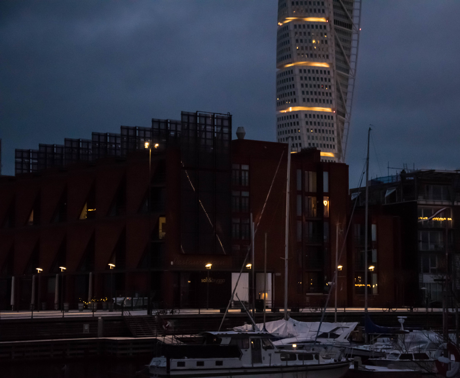 město, panoráma města, noc, architektura, Příroda, odraz, sníh, zima, panoráma, mrakodrap, večer, ráno, Švédsko, Evropa, soumrak, metropole, Sverige, světlo, centrum, počasí, venkovní, budovy, lodě, sk nel n, se, Turning Torso, v strahamnen, Street View, Malmo, urbannature, tma, mezník, urban area, Metropolitní oblast, lidské osídlení, panelový dům