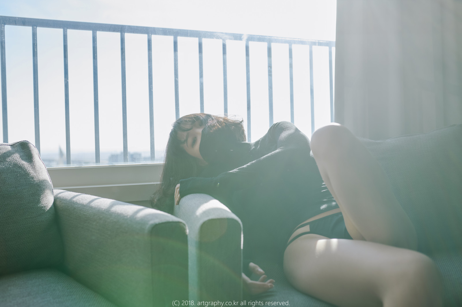 acqua, cielo, comfort, recinto, luce del sole, ombra, Material property, mattina, Tints and shades, coscia, divano, erba, gamba umana, piede, tempo libero, camera, seduta, balaustro, corrimano, illuminazione diurna, metallo, pavimentazione, oceano, orizzonte, sedia, appartamento, bicchiere, dito del piede, soggiorno, ombra