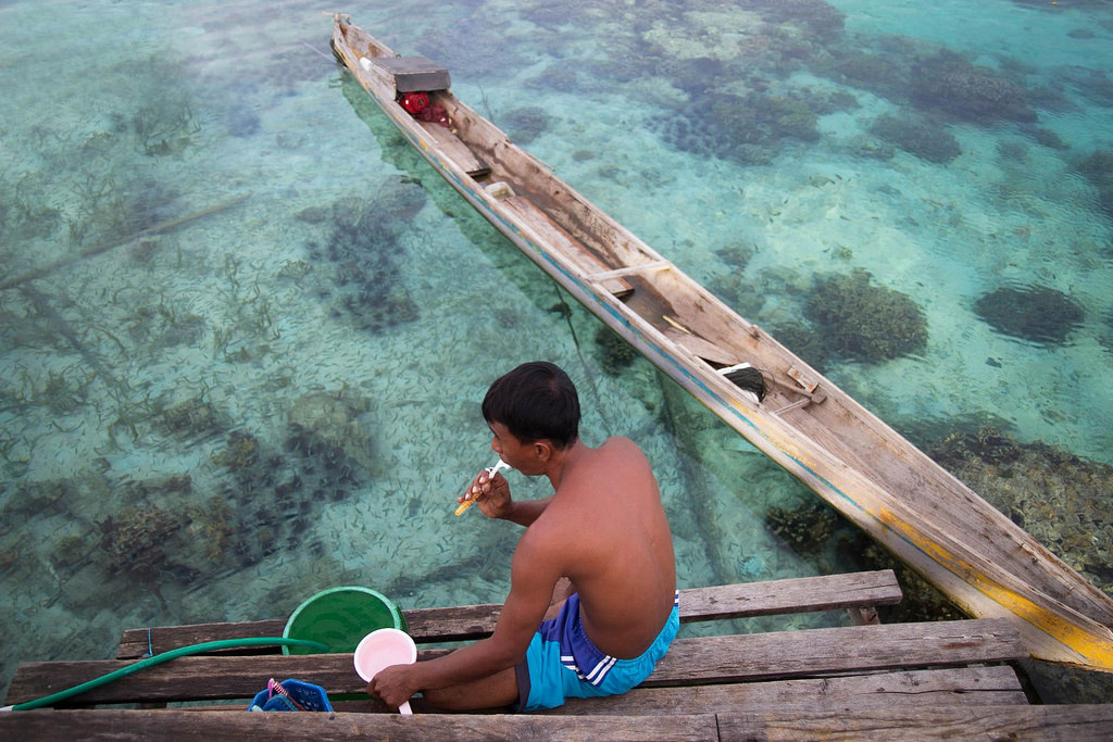 Indonésie, Asie, Sulawesi, togianislands, malengeisland, moře, voda, Průhledná, korály, muž, Bajau, asijský, sedící, loď, dálkový, každodenní život, cestovat