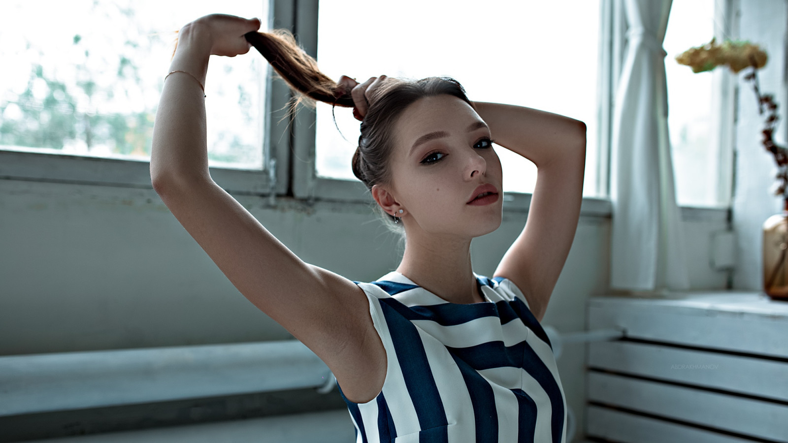 Lenar Abdrakhmanov, nők, modell, barna, portré, fedett, nézi nézőt, bokeh, arc, gazdaság haj, ablak, fülbevaló, nők bent