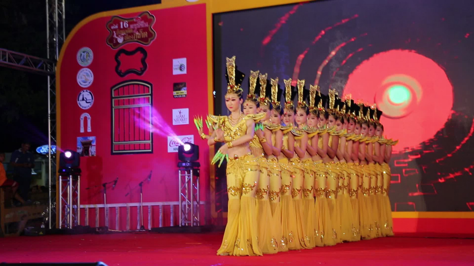 persone, vecchio, asiatico, moda, Cinese, ballerino, evento, circo, tailandese, divertimento, bellissimo, nuovo, all'aperto, ragazza, ragazze, prestazione, palcoscenico, stile, danza, gruppo, mostrare, Phuket, phuketian, phuketphotographernet, forumlinvoyagecom, completo da uomo, Teatro musicale, arti dello spettacolo