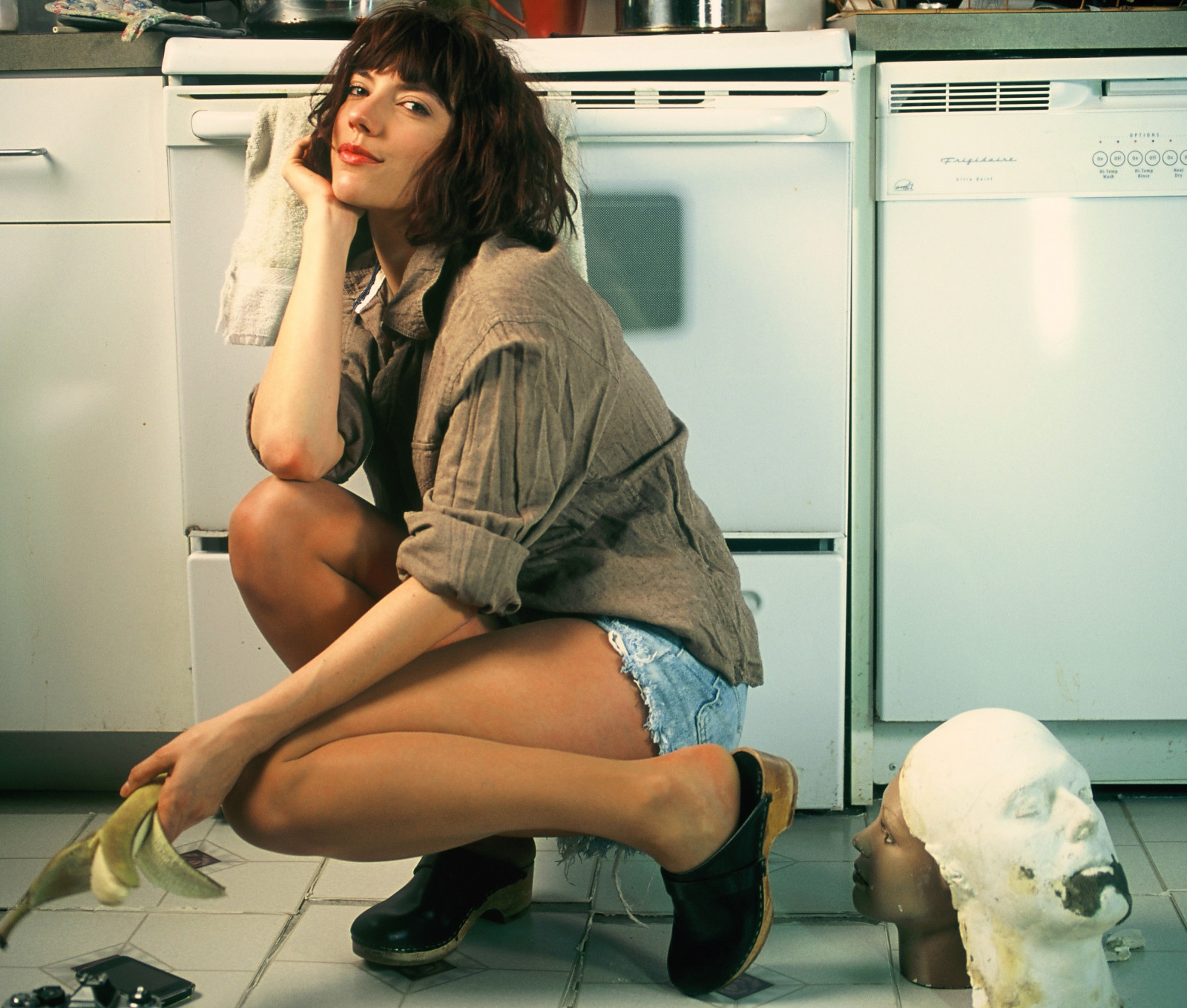 ben, skønhed, pige, sidder, menneskelige ben, sort hår, lår, langt hår, brunt hår, sko, sjovt