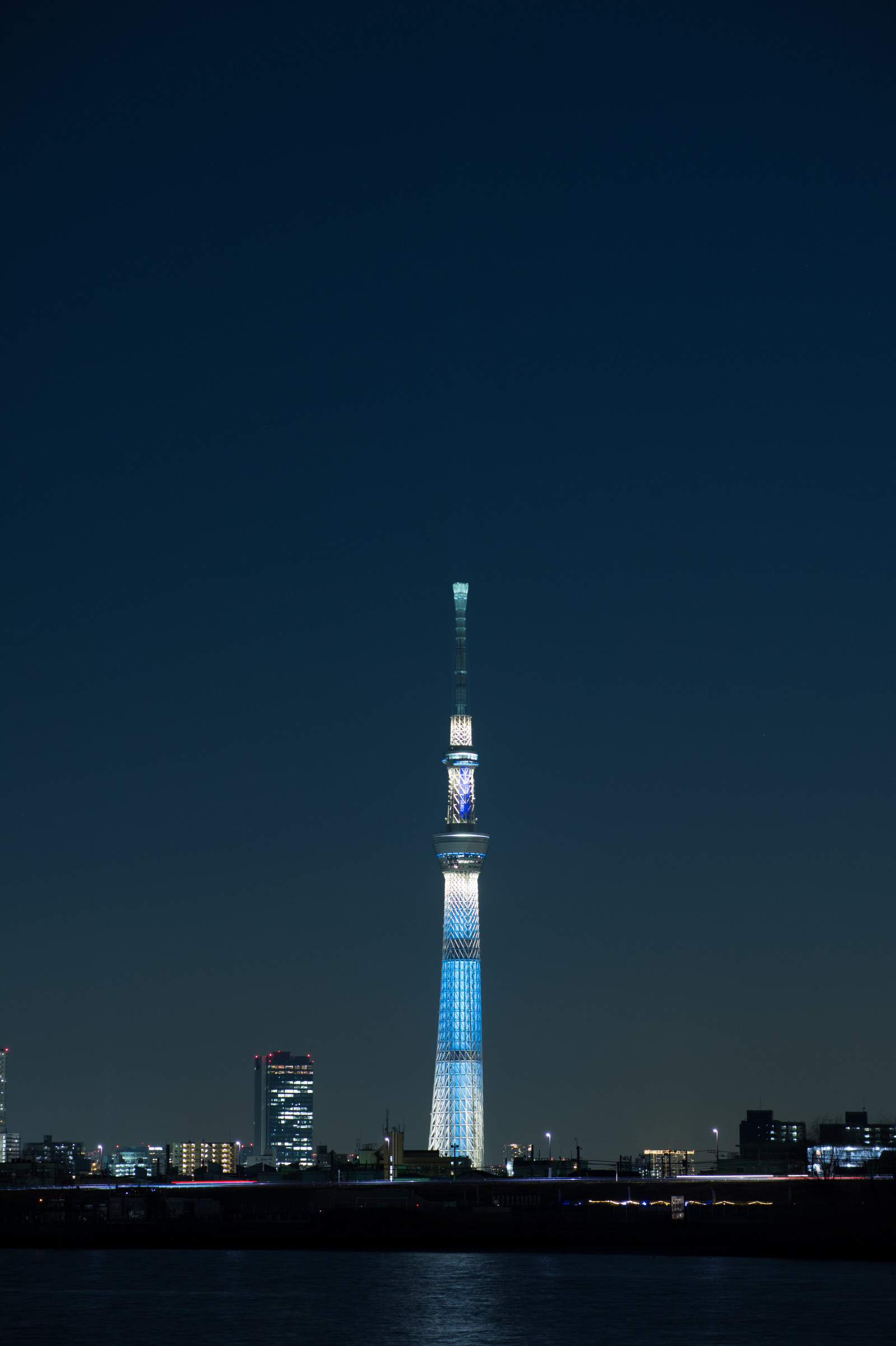 Japonsko, město, panoráma města, noc, architektura, odraz, panoráma, mrakodrap, věž, horizont, Nikon, soumrak, Tokio, jp, Skytree, NIKKOR, osvětlené, osvětlení, iki, mezník, Tokyo Sky Tree, horikiri, afs105mmf14eed, afsnikkor105mmf14eed, df, Atmosféra Země, lidské osídlení