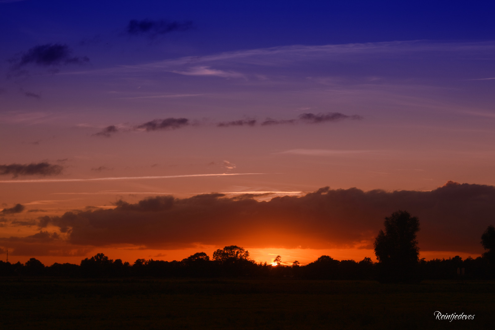 nebe, odlesk, svítání, horizont, červená obloha v dopoledních hodinách, atmosféra, západ slunce, svítání, mrak, ráno, soumrak, večer, Atmosféra Země, během dne, slunečnímu záření, pole, strom, ekoregion, kupa, prostý, krajina, uklidnit, meteorologický jev, slunce, počítač tapeta