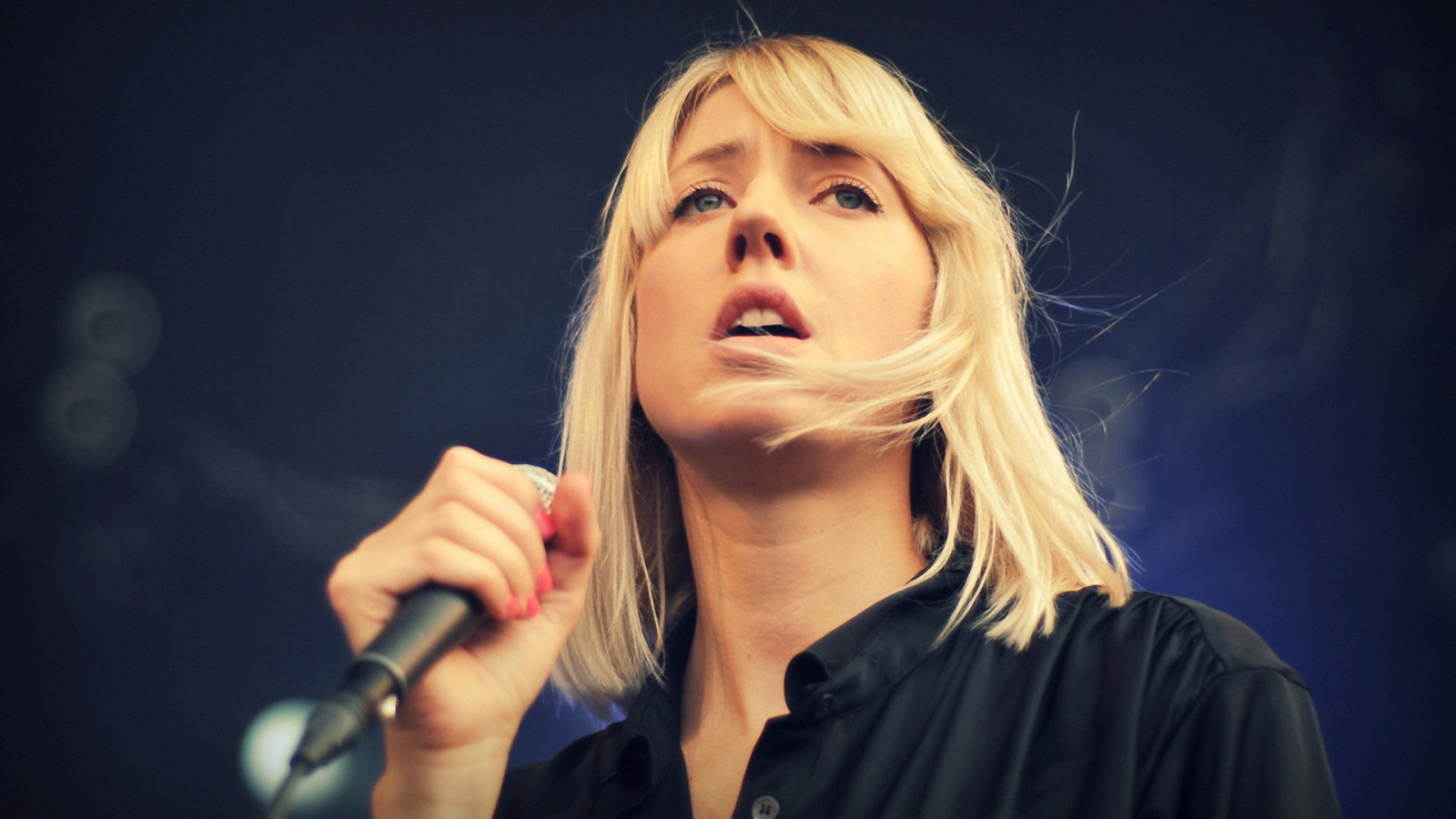 ritratto, bionda, capelli lunghi, musica, cantante, microfono, capelli, Musica Artista, musica pop, cantando, Veronica Maggio, scena, ragazza, bellezza, prestazione, mostrare, collo, biondo, acconciatura, mento, fotografia di ritratto, capelli castani, colore dei capelli umani, cantautore, vocal coach