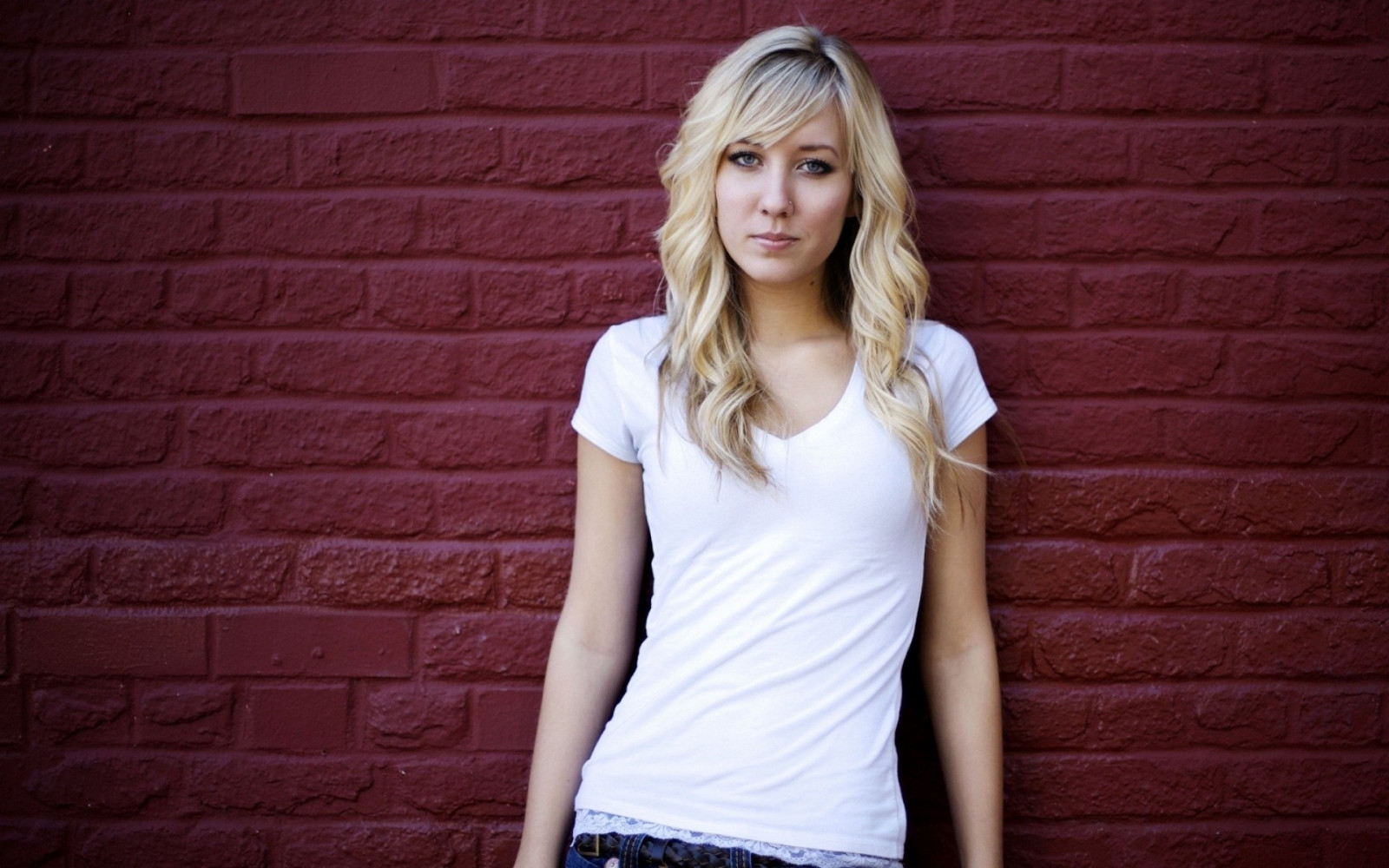 hvid, Kvinder, model, portræt, blond, langt hår, blå øjne, sidder, fotografering, kjole, hvide toppe, mode, hår, emotion, Person, tøj, pige, skønhed, smil, kvinde, hånd, dame, finger, ben, fotografi, blond, frisure, humane positioner, portrætfotografering, Photo shoot, brunt hår, nøgenmodel, ansigtsudtryk